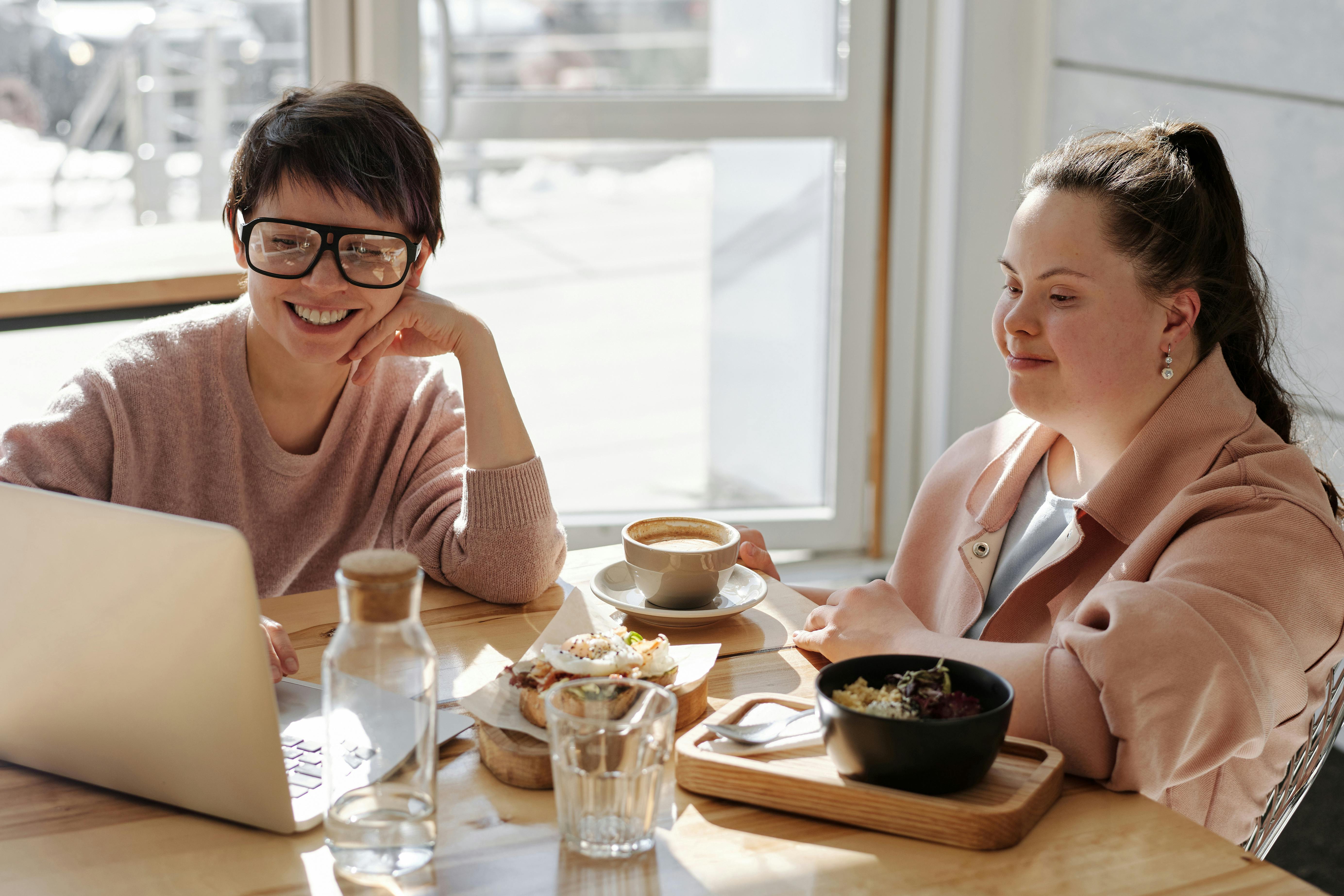 Fröhliches Familienfrühstück | Quelle: Pexels