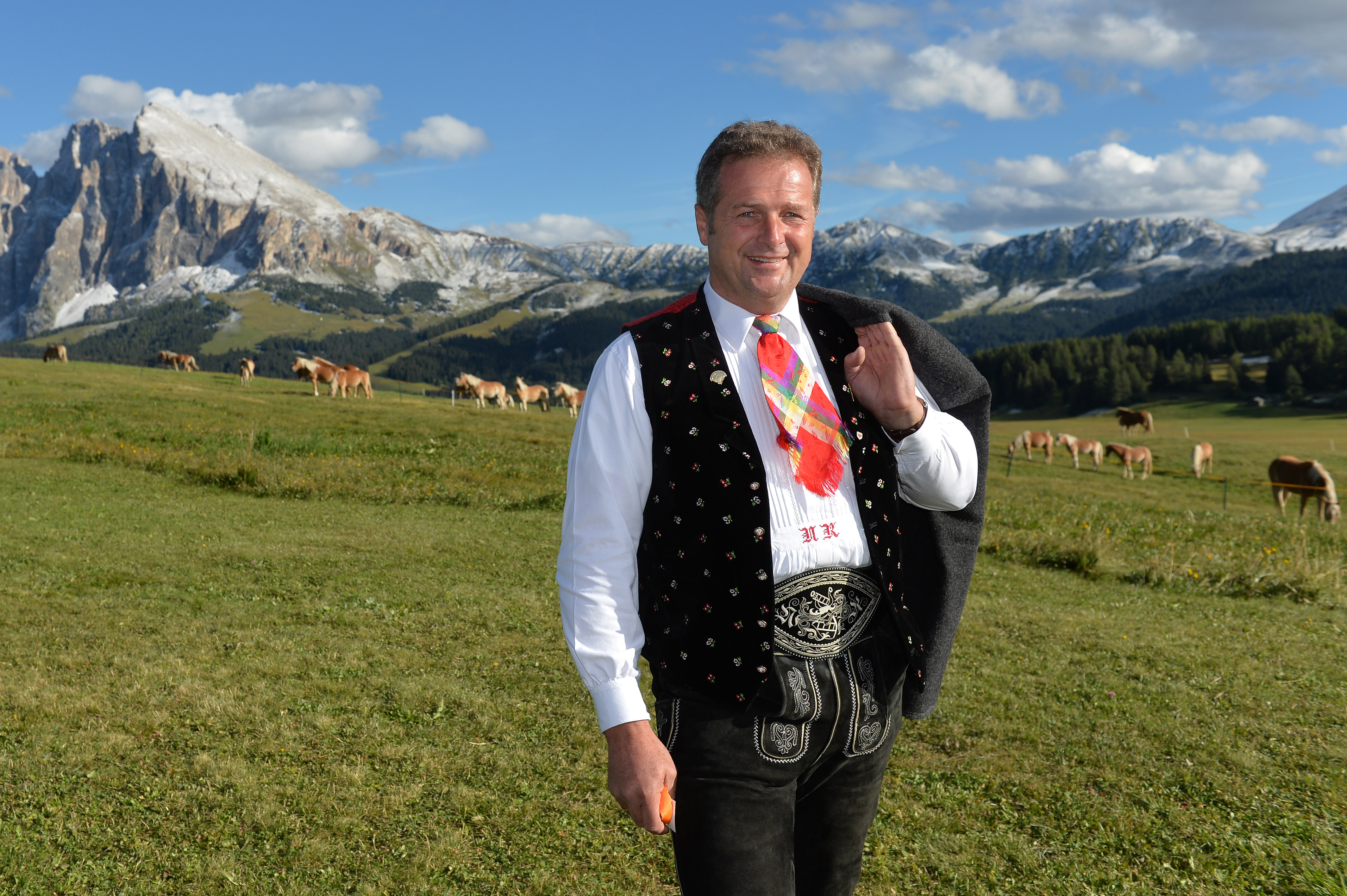 Norbert Rier, Leadsänger der Band Kastelruther Spatzen, posiert für die Medien nach der Aufzeichnung der TV-Show 'ZDF Fernsehgarten' auf der Seiser Alm bei Kastelruth am 17. September 2013 in Kastelruth, Italien. | Quelle: © Getty Images