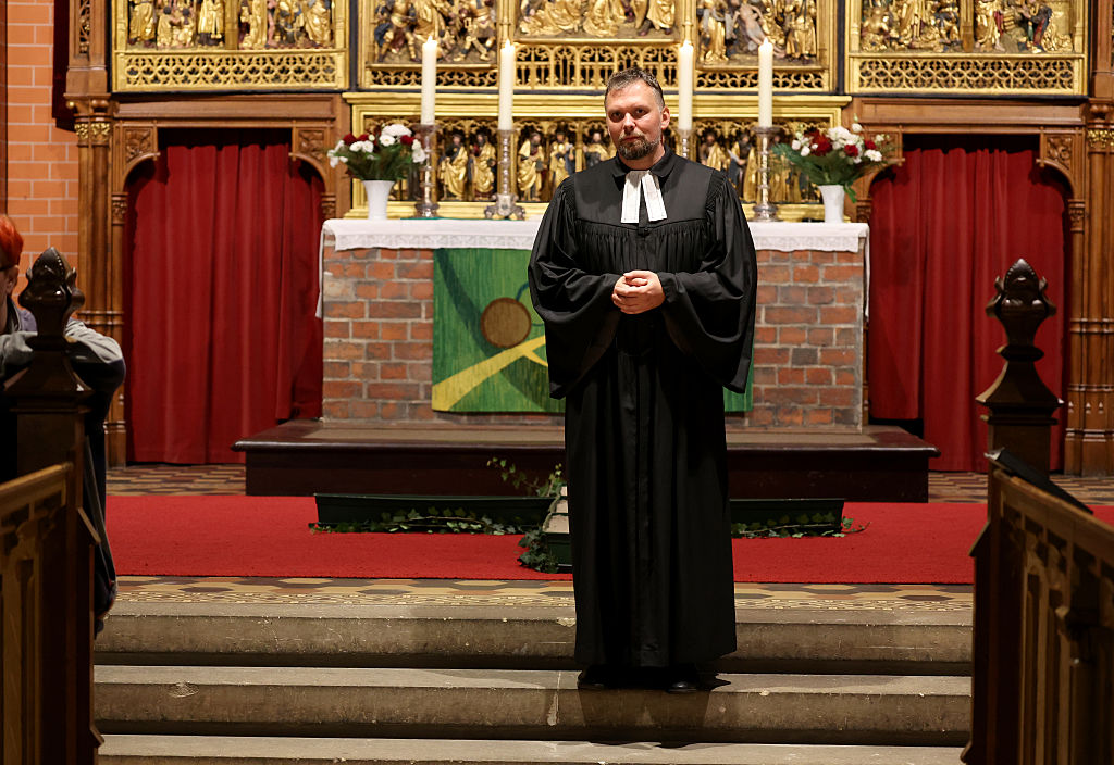 14. Oktober 2025, Mecklenburg Vorpommern, Güstrow: Jens-Peter Schulz, Pastor der evangelisch-lutherischen Kirchengemeinde Güstrow, steht vor dem Beginn eines Trauergottesdienstes in der Marienkirche, nachdem die Leiche eines Kindes in einem Wald bei Güstrow gefunden wurde. | Quelle: Getty Images