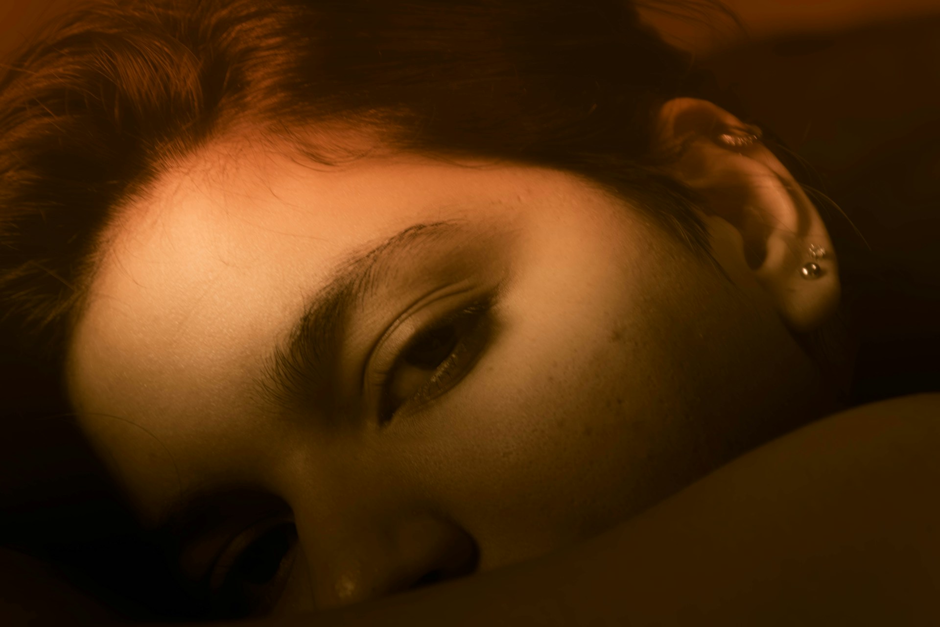 Nahaufnahme einer nachdenklichen Frau | Quelle: Unsplash