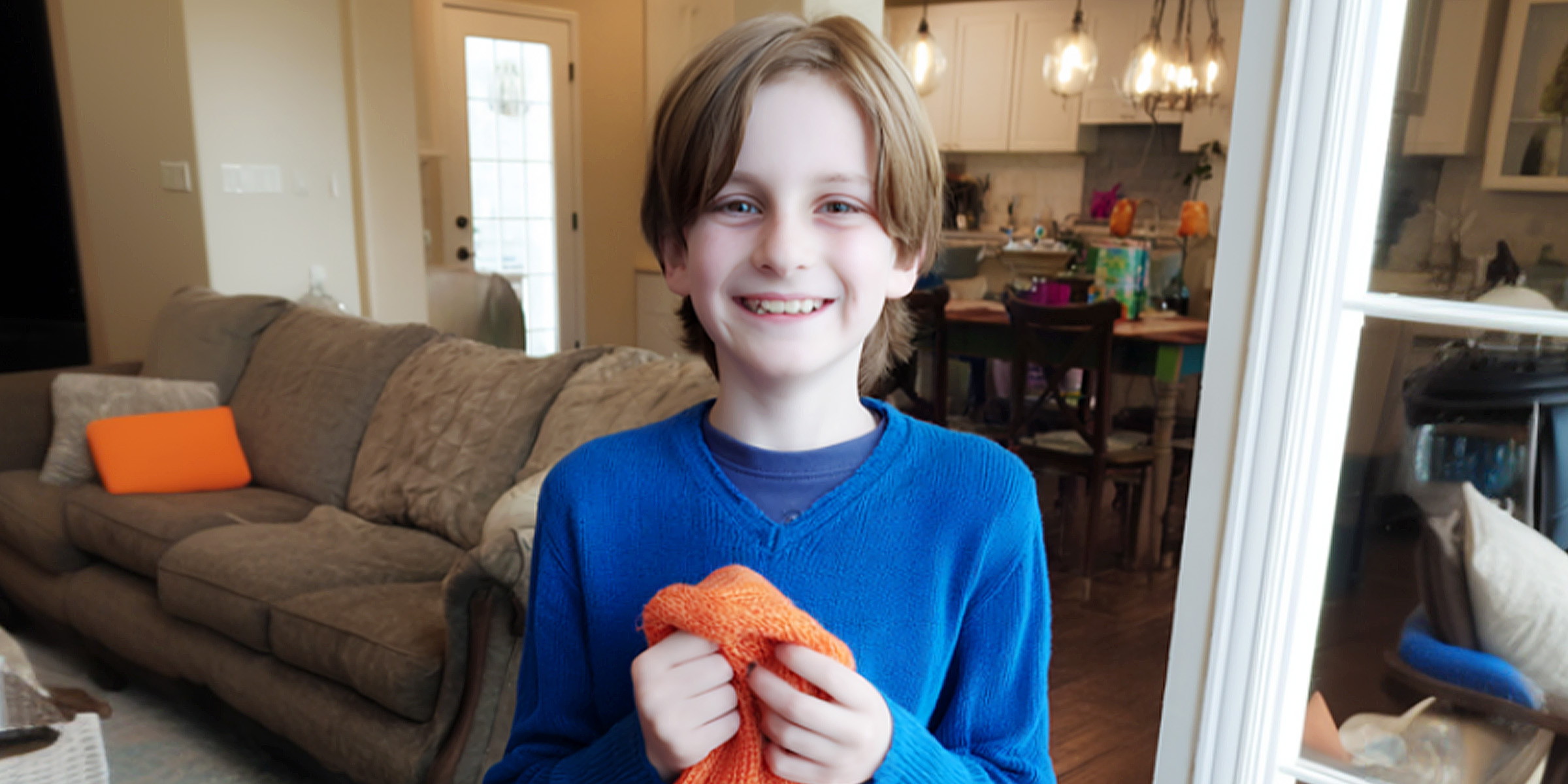 Ein Junge hält einen Schal | Quelle: Gogirok