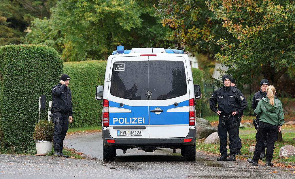 14. Oktober 2025, Mecklenburg-Vorpommern, Klein Upahl: Ein Polizeifahrzeug passiert die Absperrung auf dem Weg zu der Stelle, an der die Leiche eines Kindes gefunden wurde.  | Quelle: Getty Images