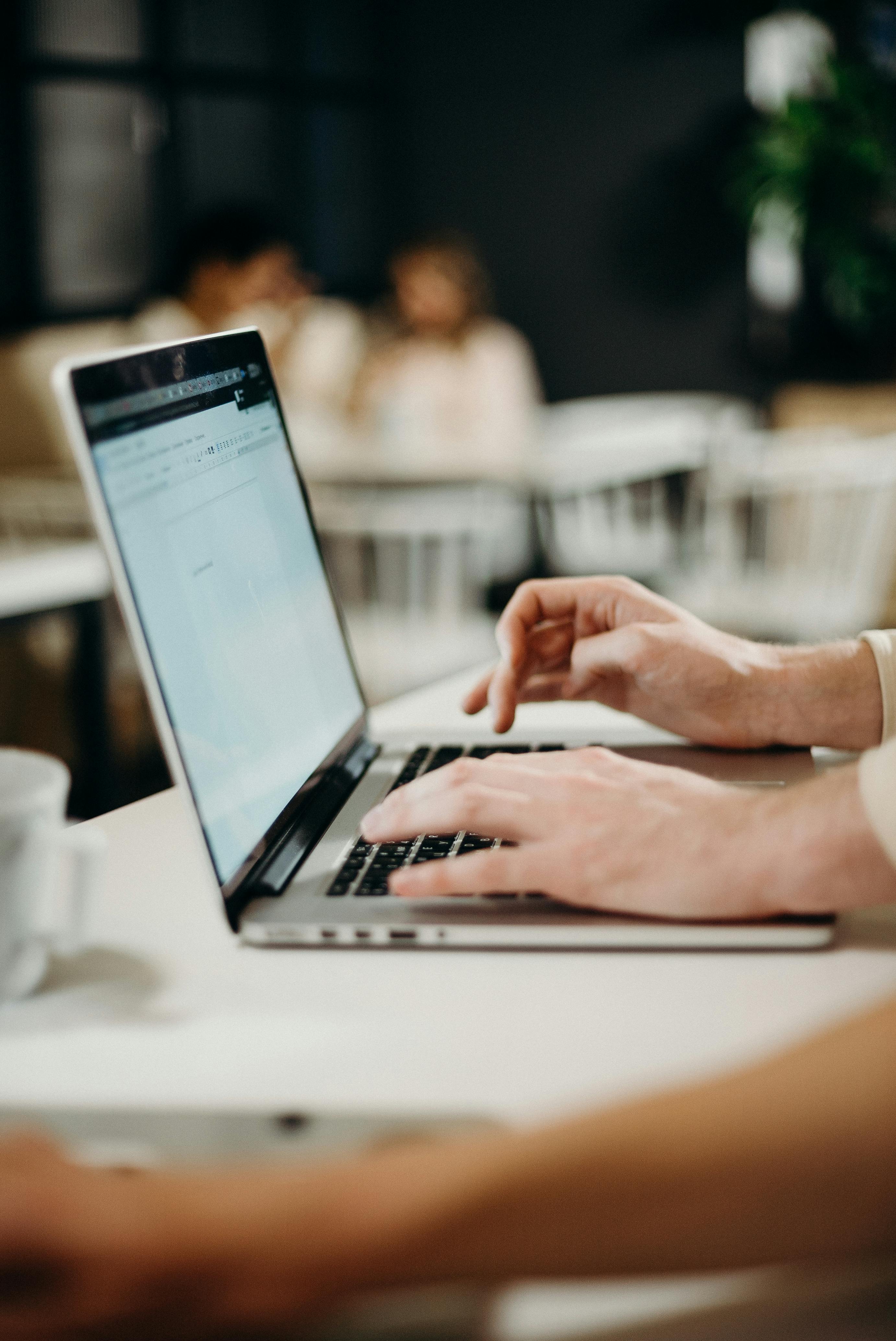 Eine Person, die einen Laptop benutzt | Quelle: Pexels