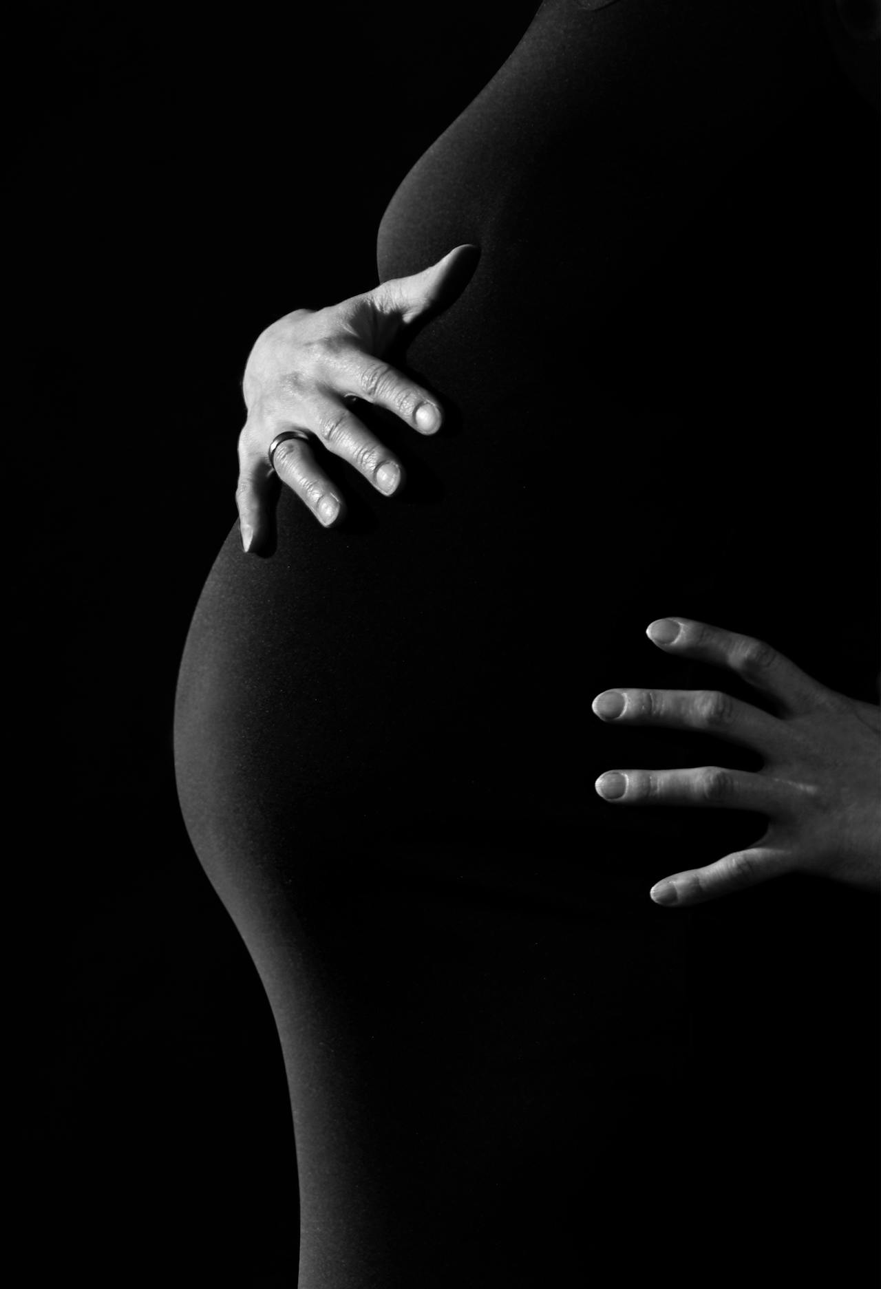 Monochromer Bildausschnitt einer schwangeren Frau | Quelle: Pexels