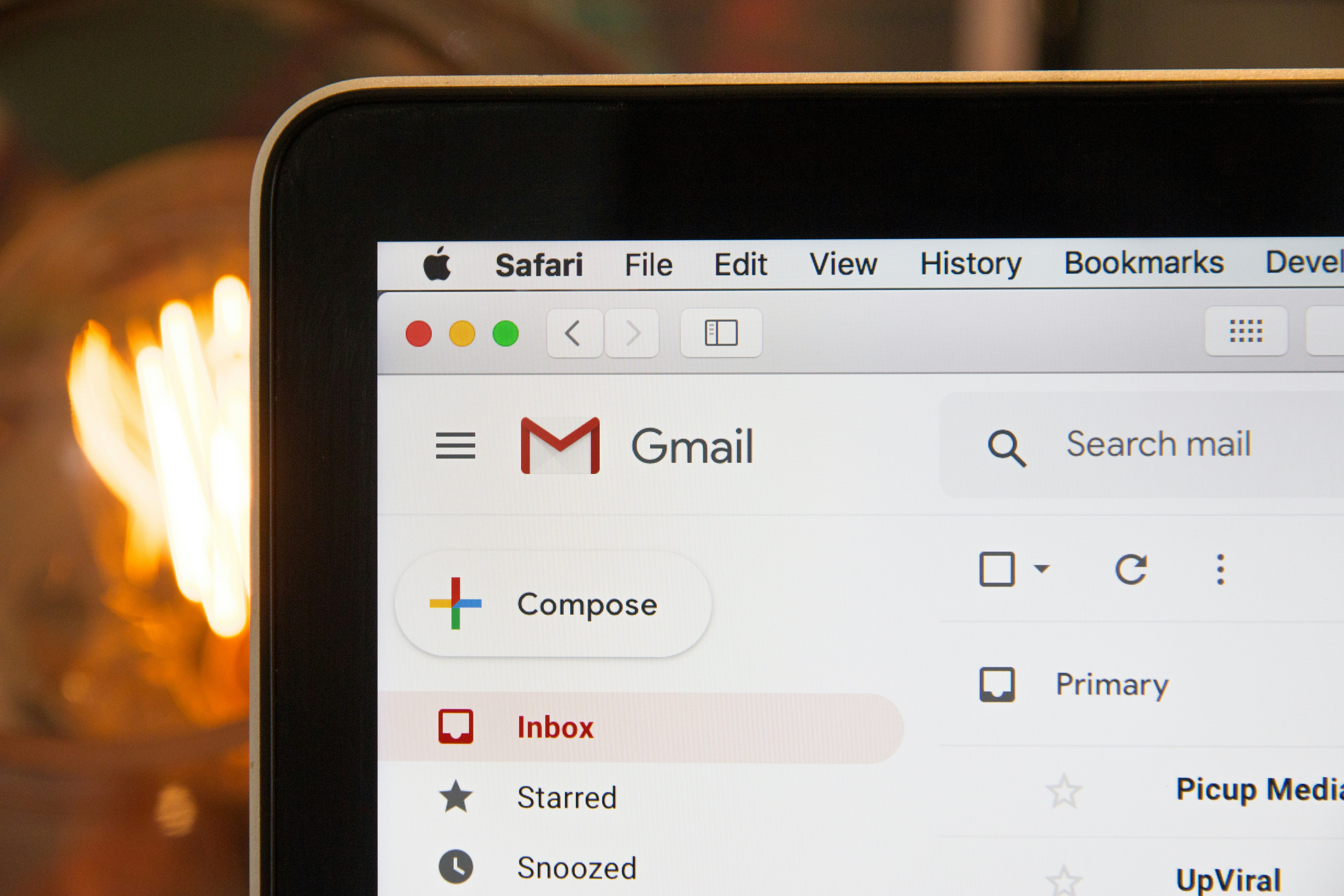 Ein für E-Mails geöffneter Laptop | Quelle: Unsplash