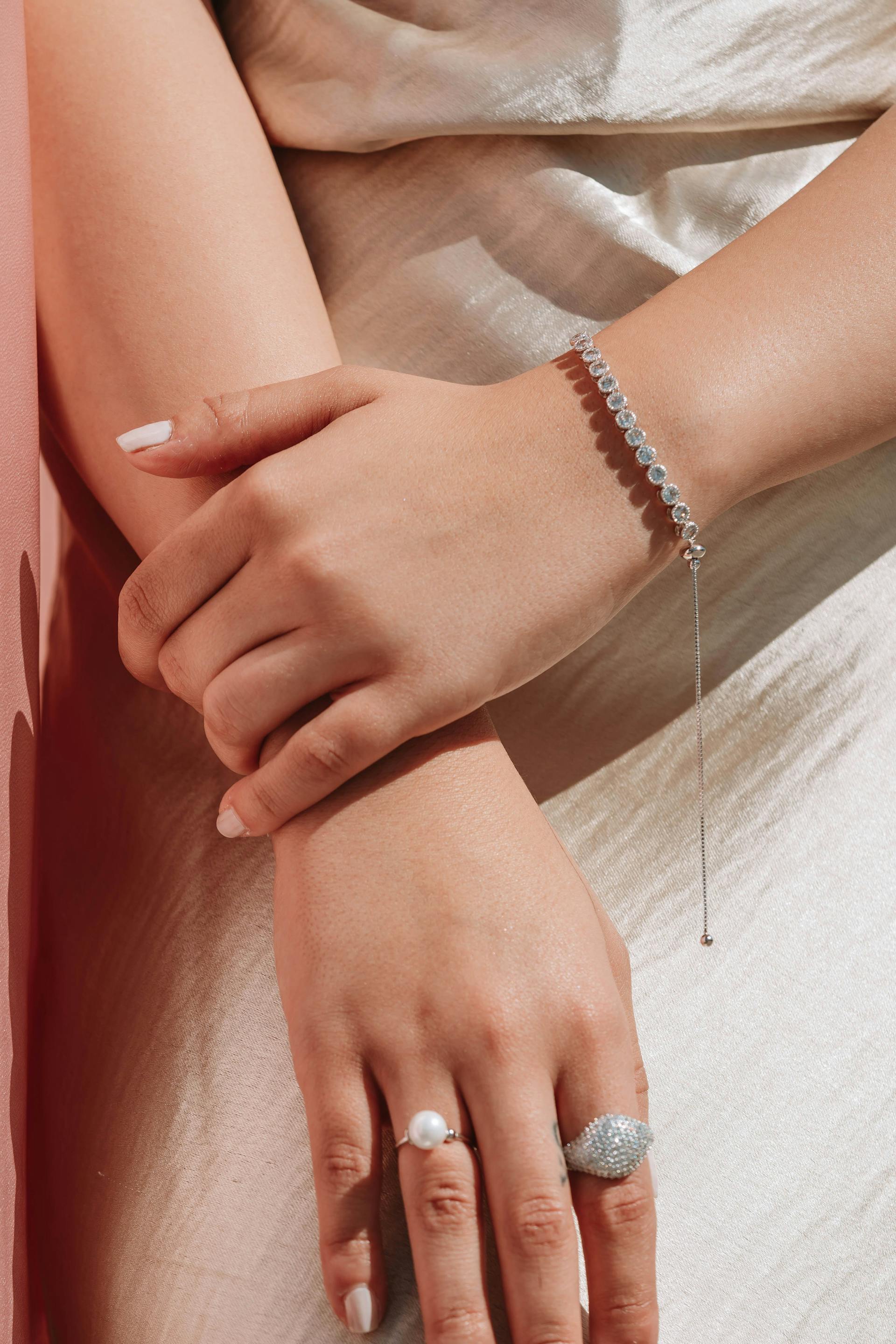 Eine Nahaufnahme einer Frau, die ein Armband und Ringe trägt | Quelle: Pexels