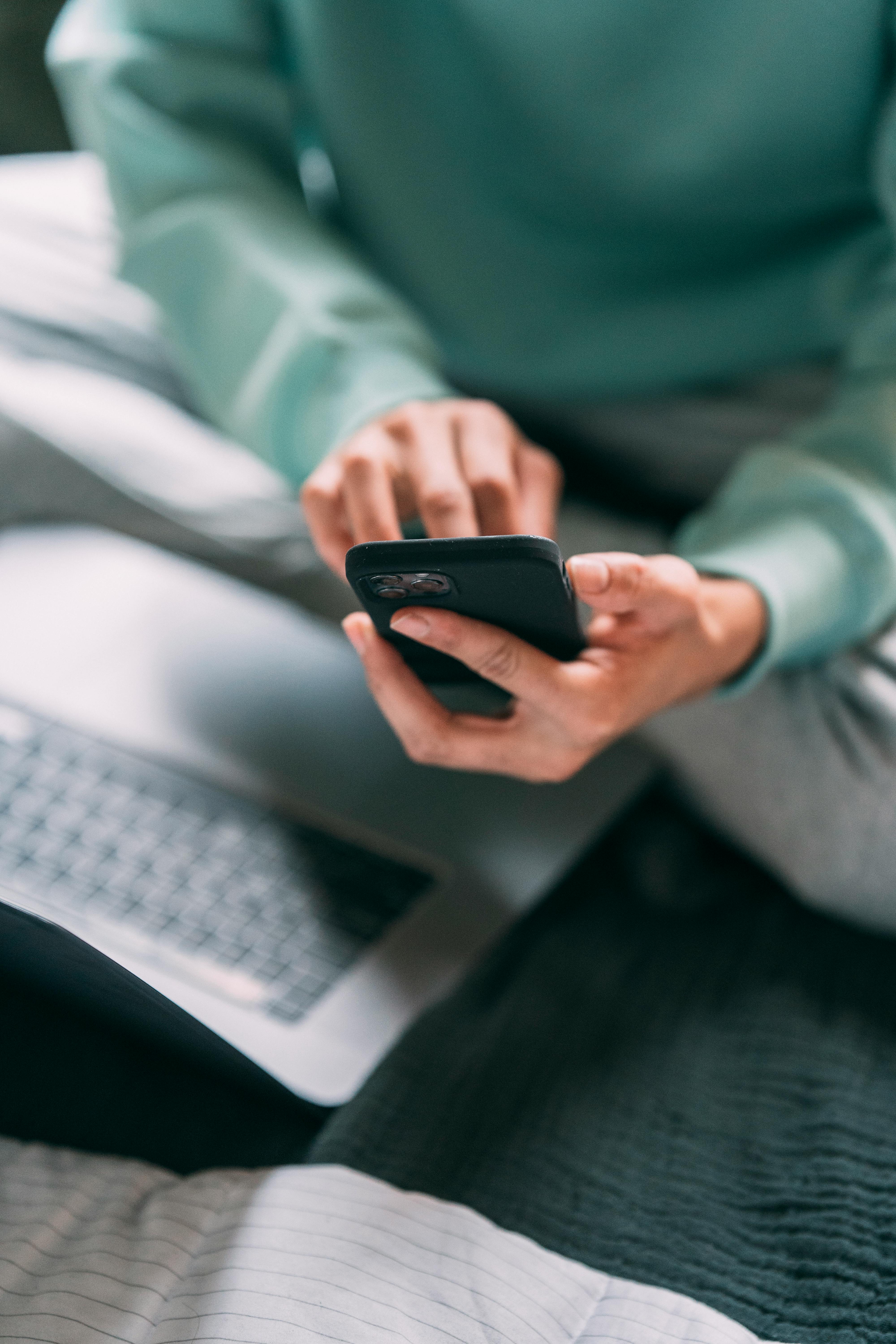 Ein Mann mit einem Mobiltelefon | Quelle: Pexels