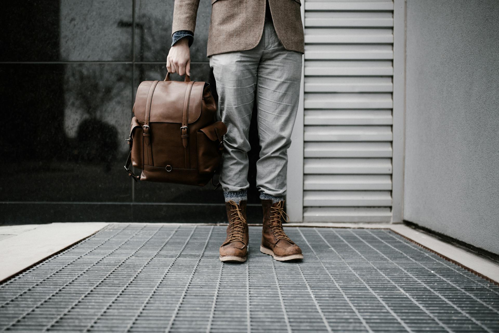 Ein Mann hält eine braune Ledertasche | Quelle: Pexels