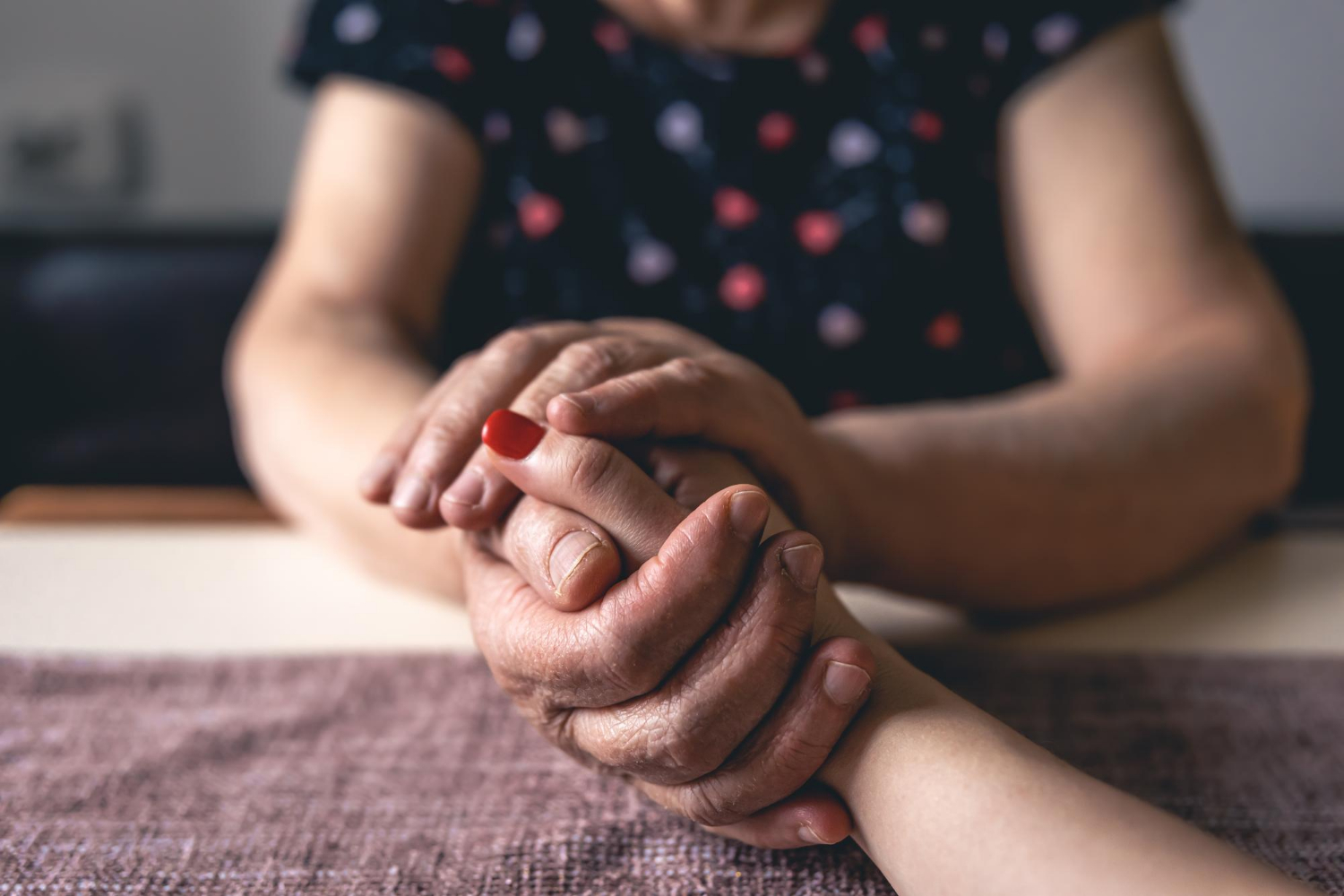 Nahaufnahme von zwei Frauen, die sich an den Händen halten | Quelle: Freepik