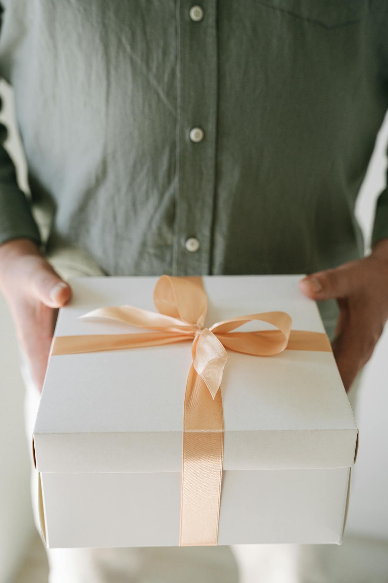 Ein Mann hält eine Geschenkbox | Quelle: Pexels