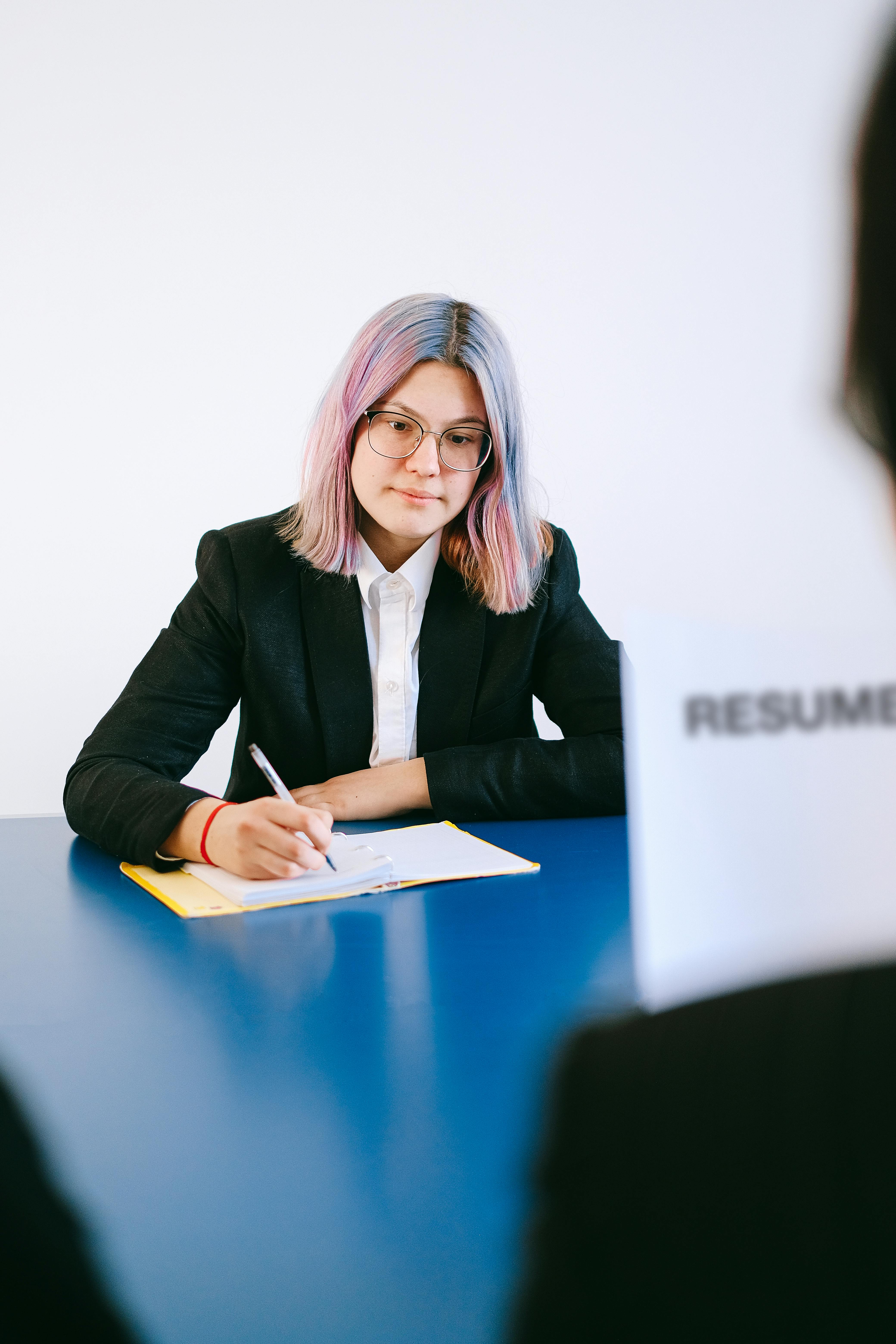 Eine Frau im Vorstellungsgespräch mit einem Kandidaten | Quelle: Pexels