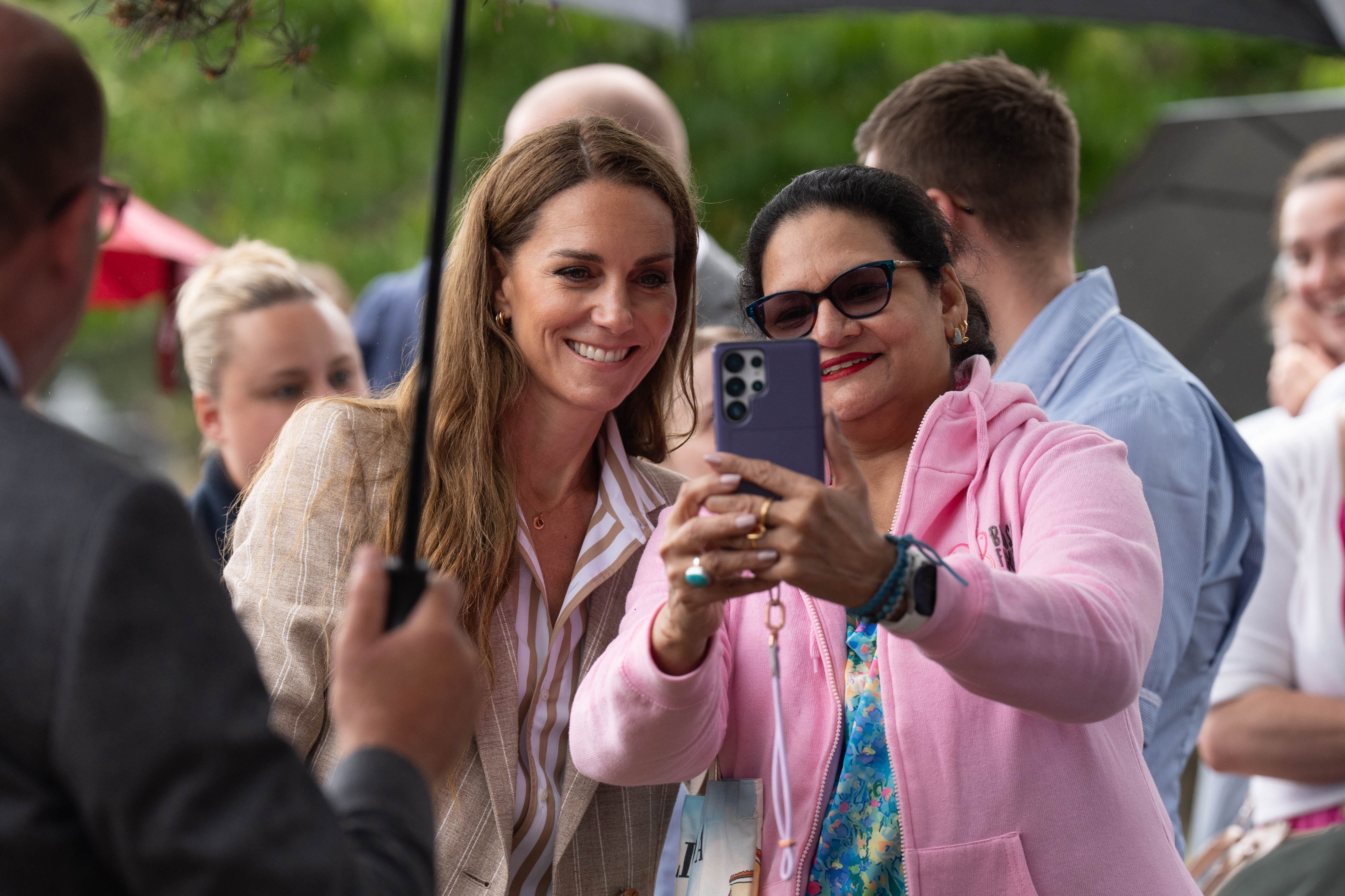 Prinzessin Catherine macht ein fröhliches Selfie mit einem Gratulanten. Trotz des Regens hat sie die Menschen, die sich im Freien versammelt haben, mit ihrer freundlichen Energie ermutigt.