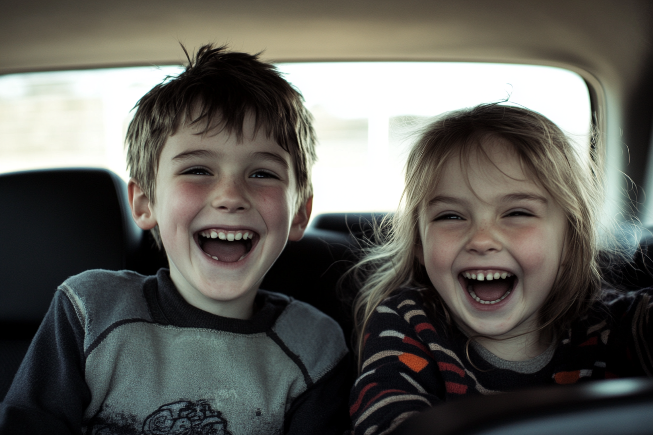 Glückliche und aufgeregte Kinder auf dem Rücksitz eines Autos | Quelle: Midjourney
