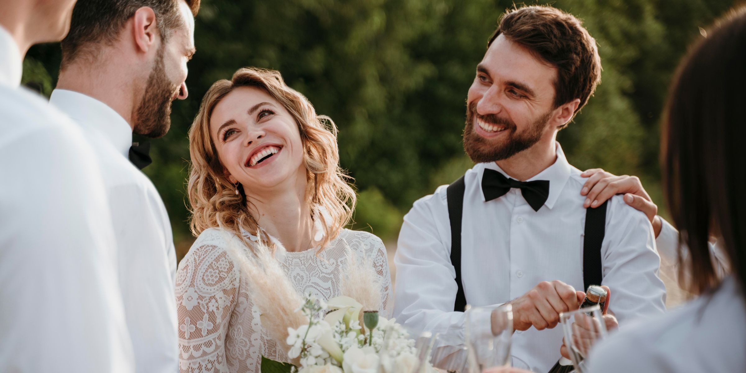 Eine glückliche Braut und ein glücklicher Bräutigam | Quelle: Freepik