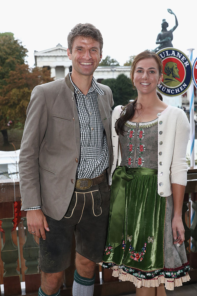 Thomas Müller vom FC Bayern München und Lisa Müller besuchen am 2. Oktober 2016 das Oktoberfest im Zelt „Käfer Wiesenschänke“ auf der Theresienwiese in München. | Quelle: Getty Images