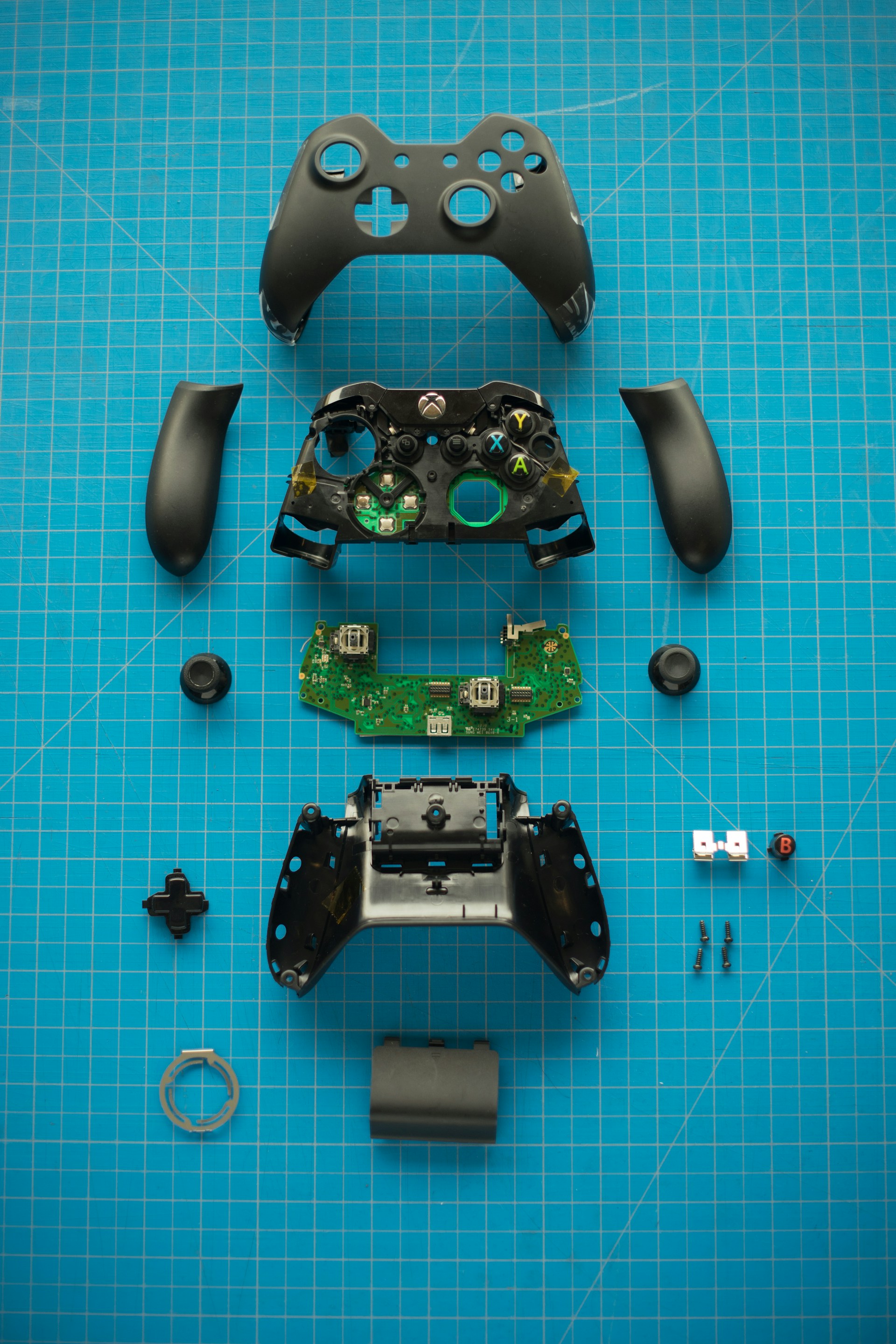 Ein Spielkonsolen-Controller liegt in Scherben | Quelle: Unsplash