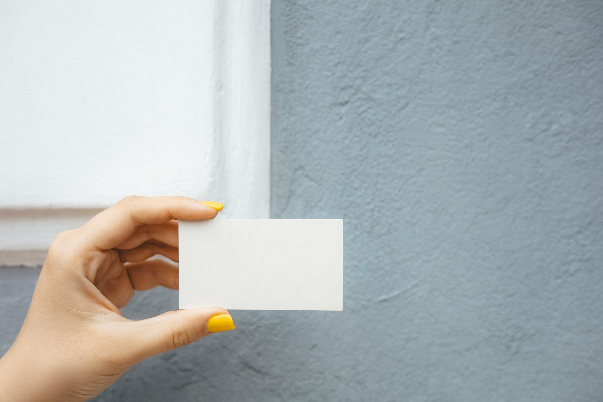 Nahaufnahme einer Frau, die ein Stück Papier hält | Quelle: Pexels