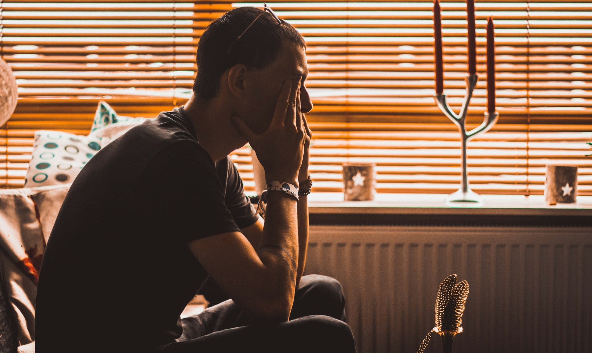 Ein junger Mann reibt sich das Gesicht | Quelle: Unsplash