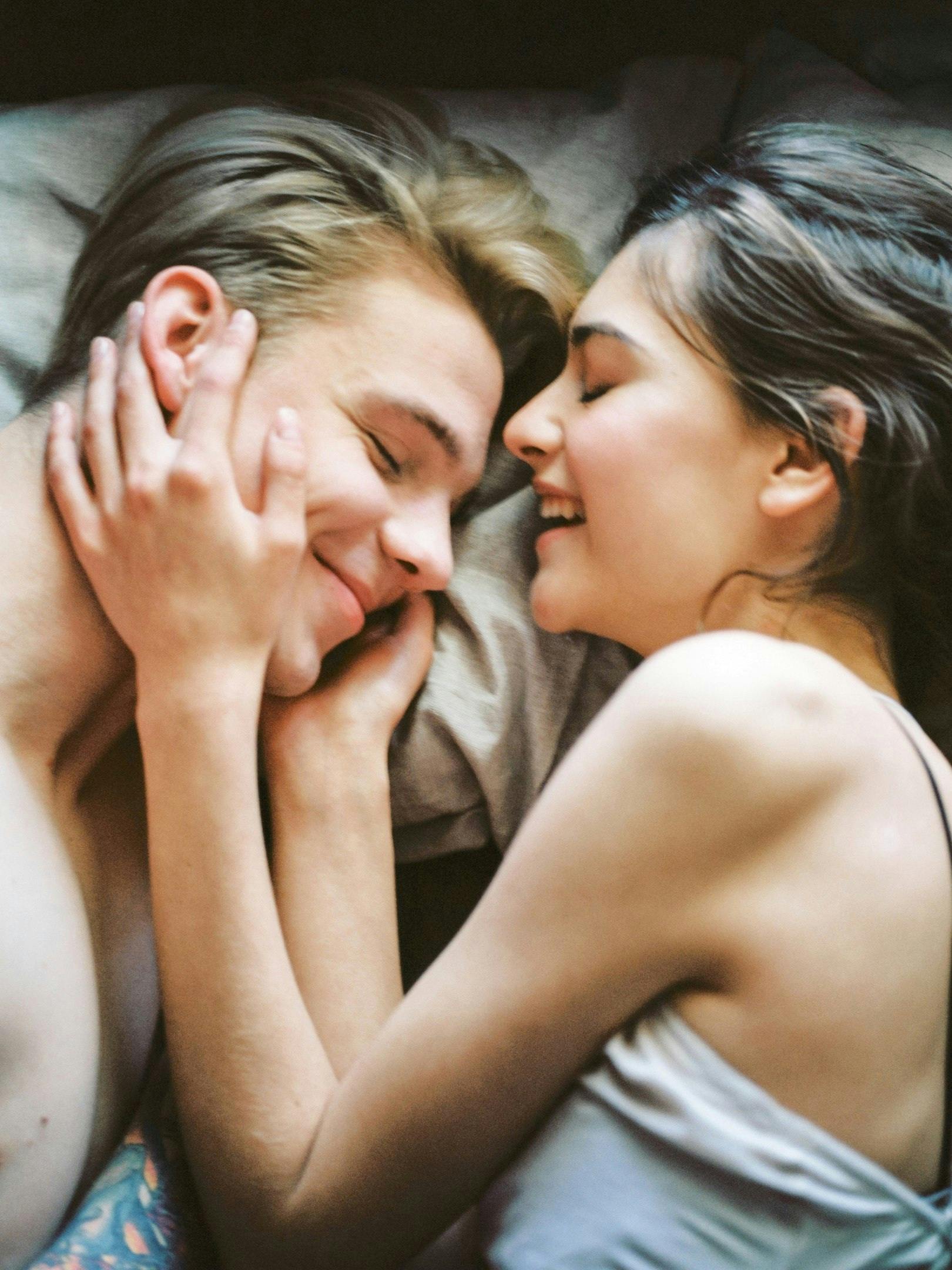 Ein Paar, das auf einem Bett liegt | Quelle: Pexels