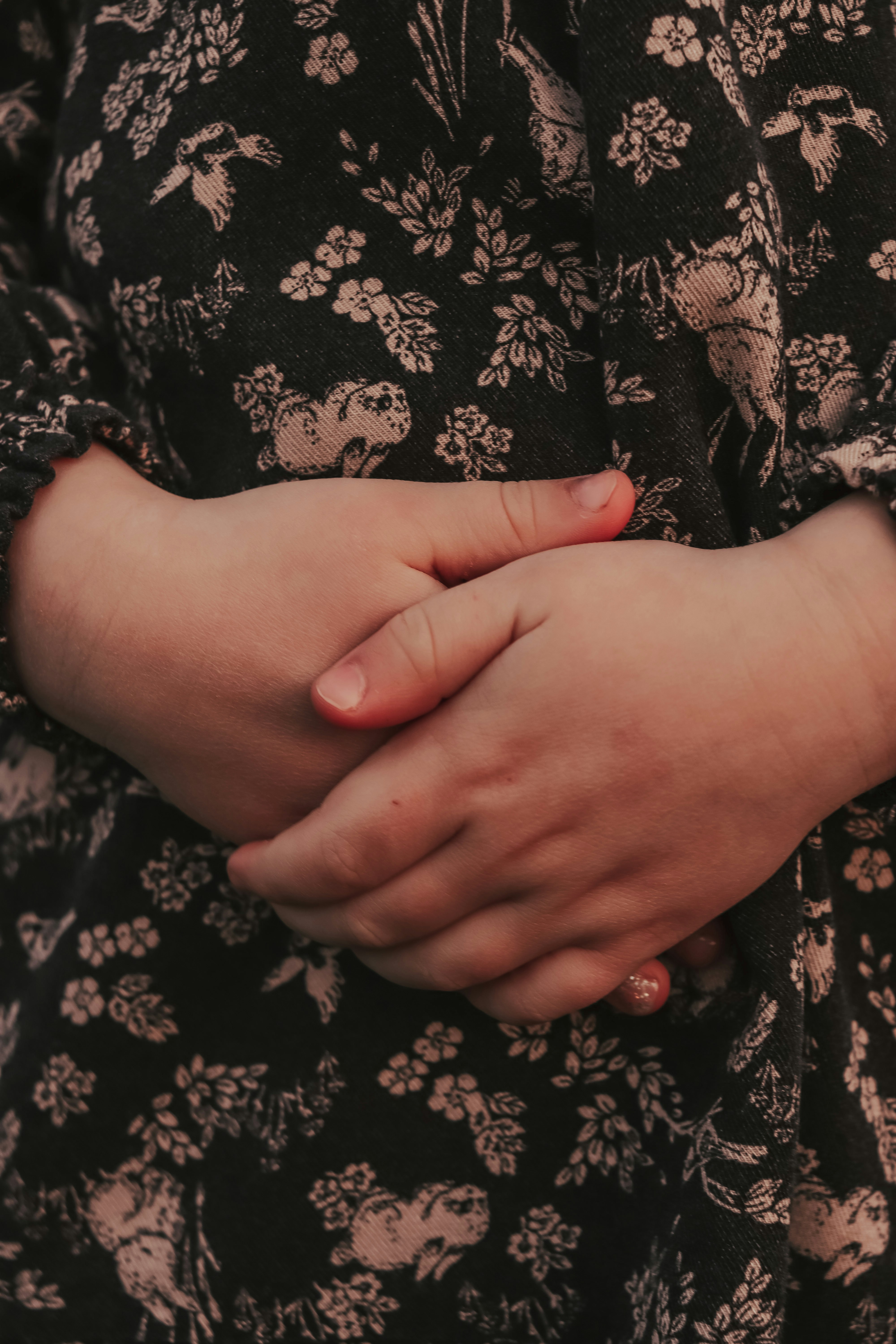 Eine Frau hält ihre Hände zusammen | Quelle: Pexels
