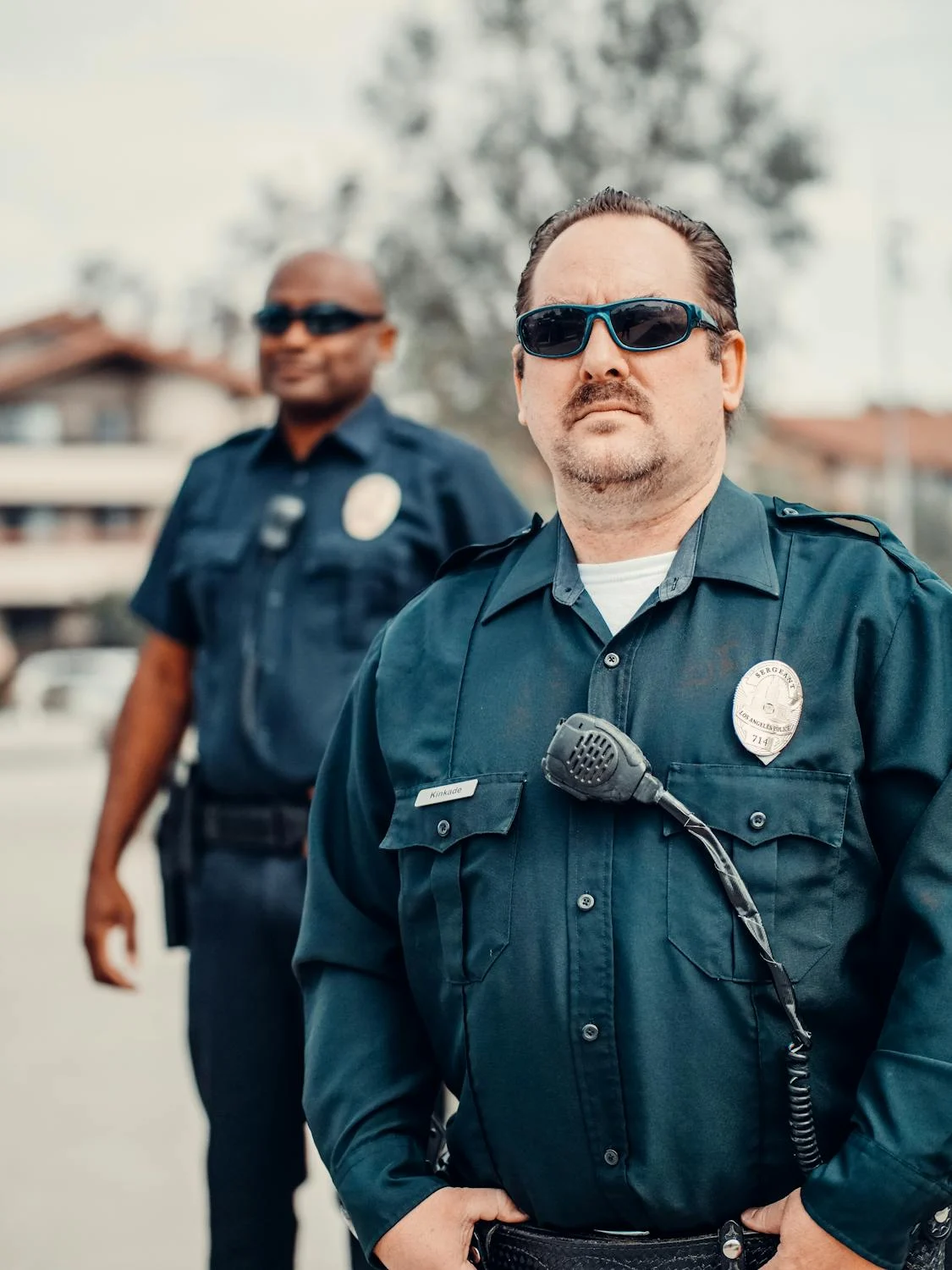 Ein Polizist mit seinem Partner | Quelle: Pexels