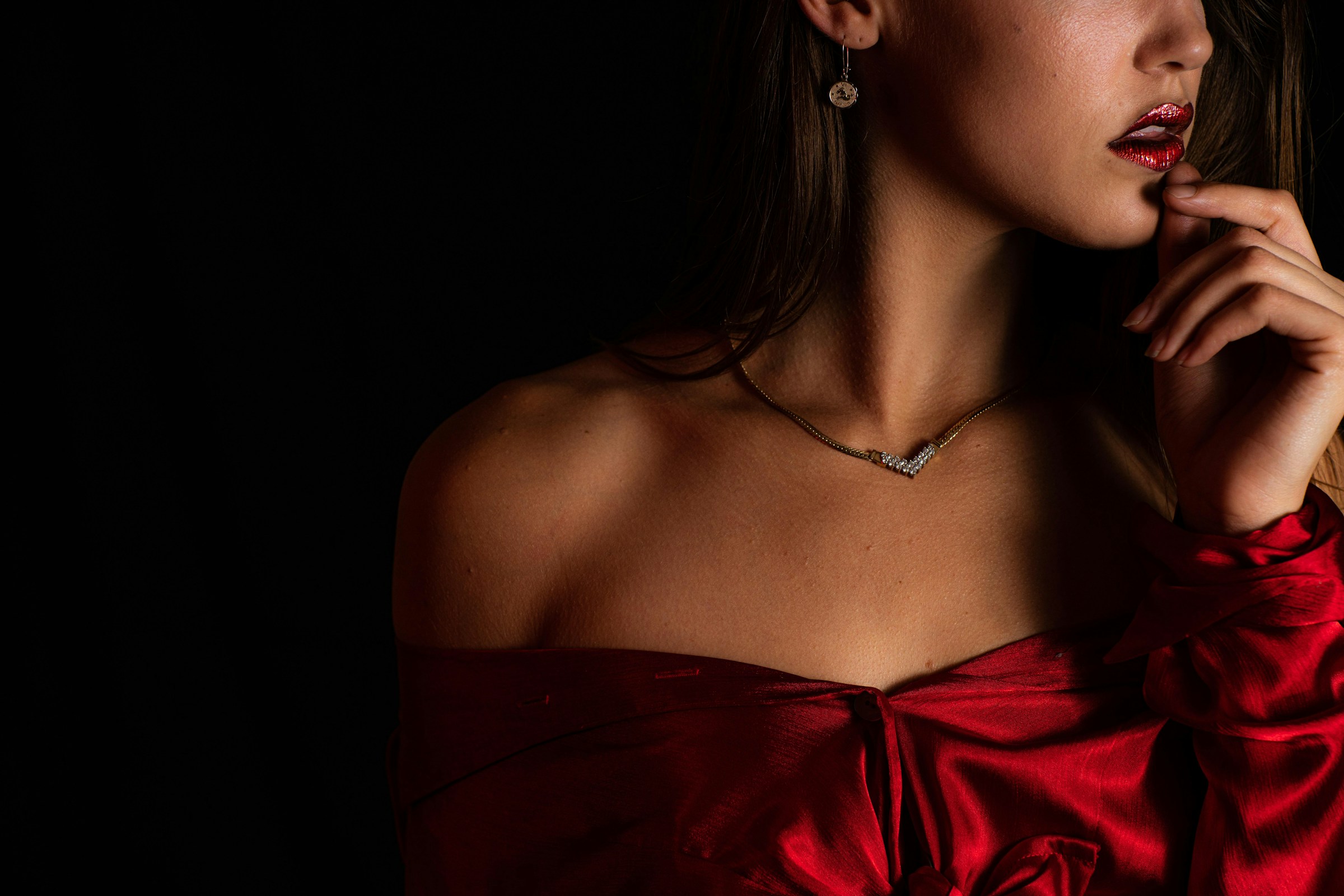Eine Nahaufnahme einer Frau in einem roten Kleid | Quelle: Unsplash