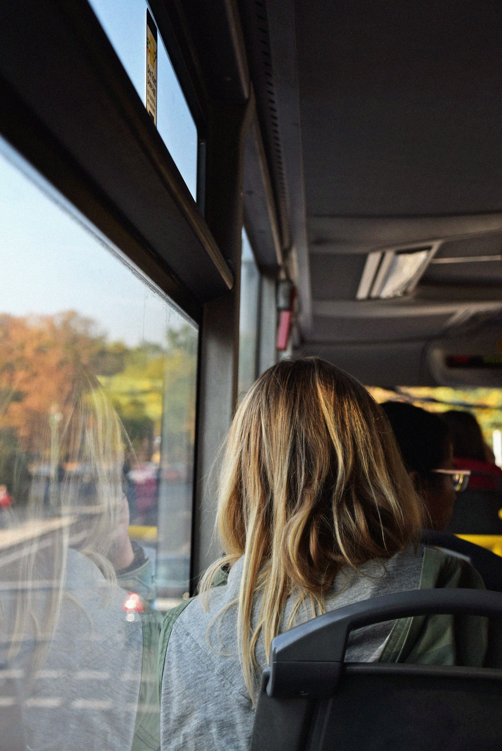 Eine Frau, die in einem Bus sitzt | Quelle: Unsplash