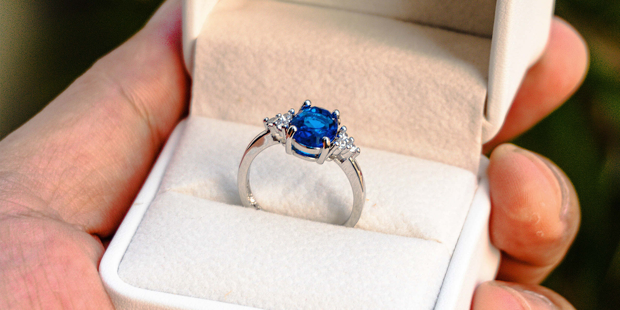 Eine Person hält einen Verlobungsring | Quelle: Shutterstock