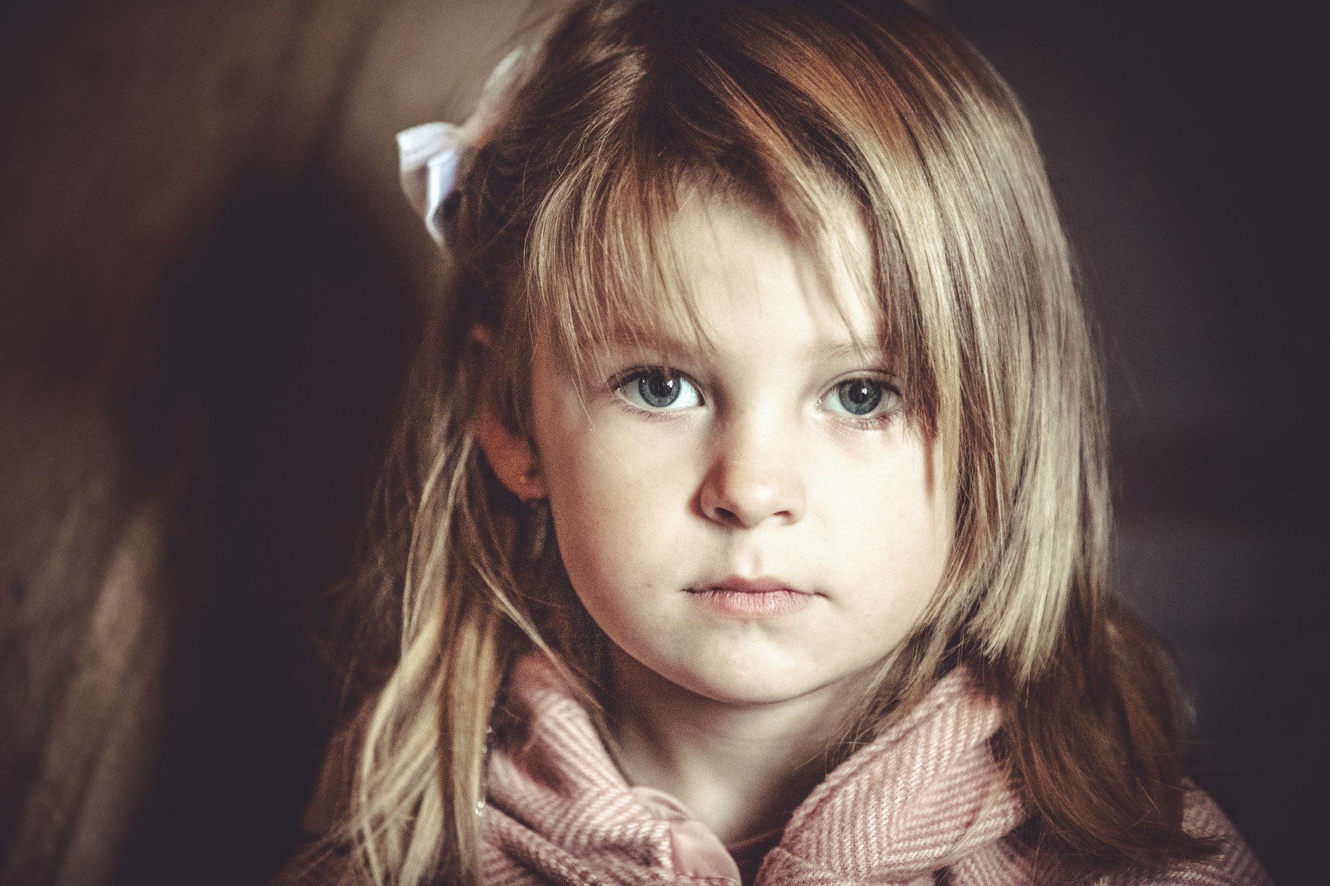 Ein trauriges kleines Mädchen | Quelle: Unsplash