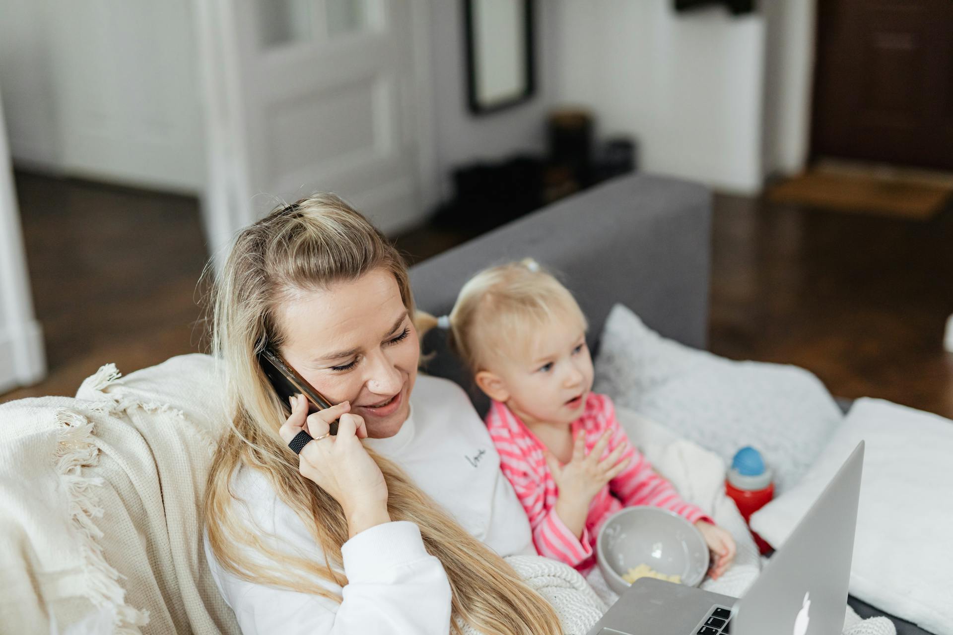 Eine Frau telefoniert, während sie sich um ihre Tochter kümmert | Quelle: Pexels