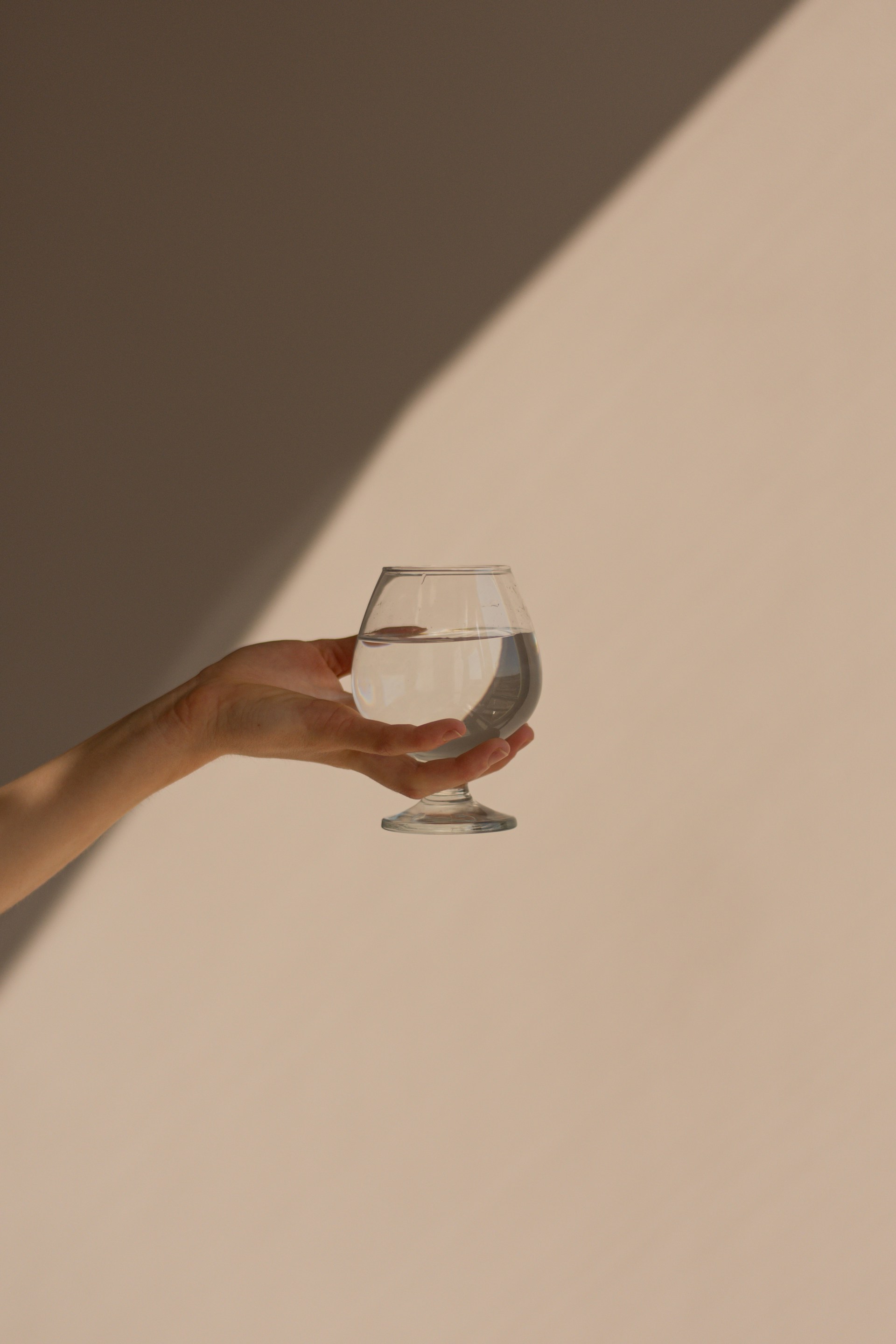 Eine Frau hält ein Glas | Quelle: Unsplash