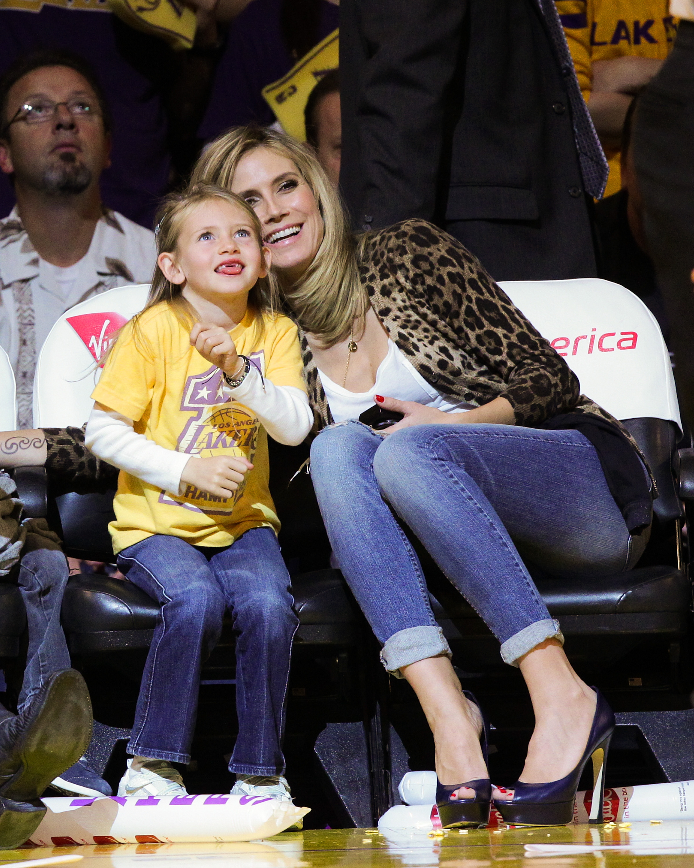 Heidi Klum (rechts) und ihre Tochter Leni Samuel besuchen am 7. Januar 2011 in Los Angeles ein Spiel zwischen den New Orleans Hornets und den Los Angeles Lakers im Staples Center. | Quelle: Getty Images