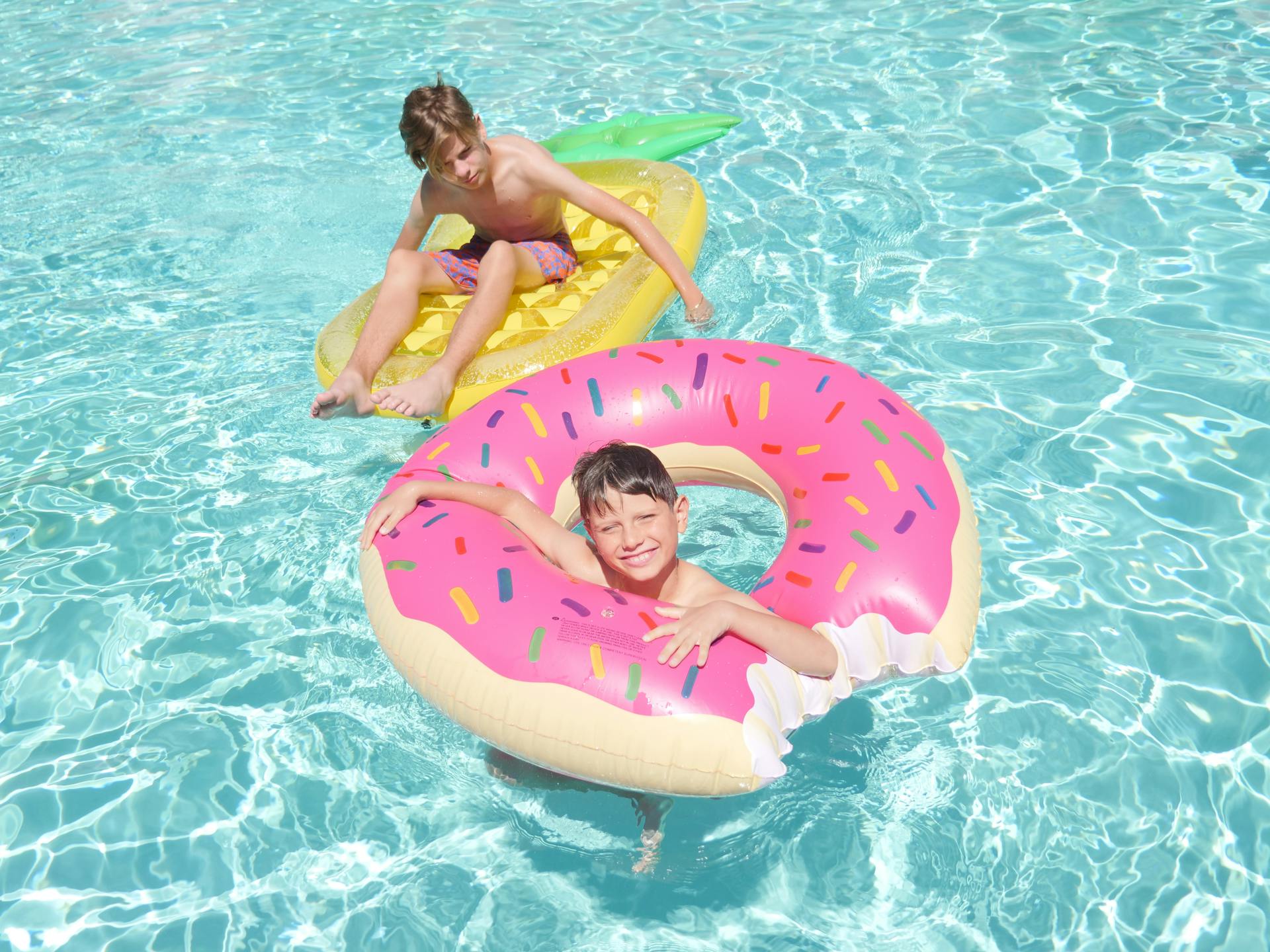 Zwei Jungen chillen in einem Schwimmbad | Quelle: Pexels