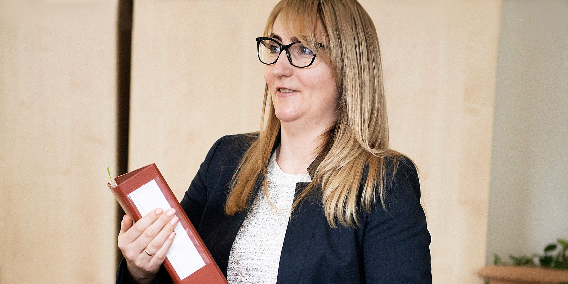Eine Frau hält einen Ordner | Quelle: Shutterstock