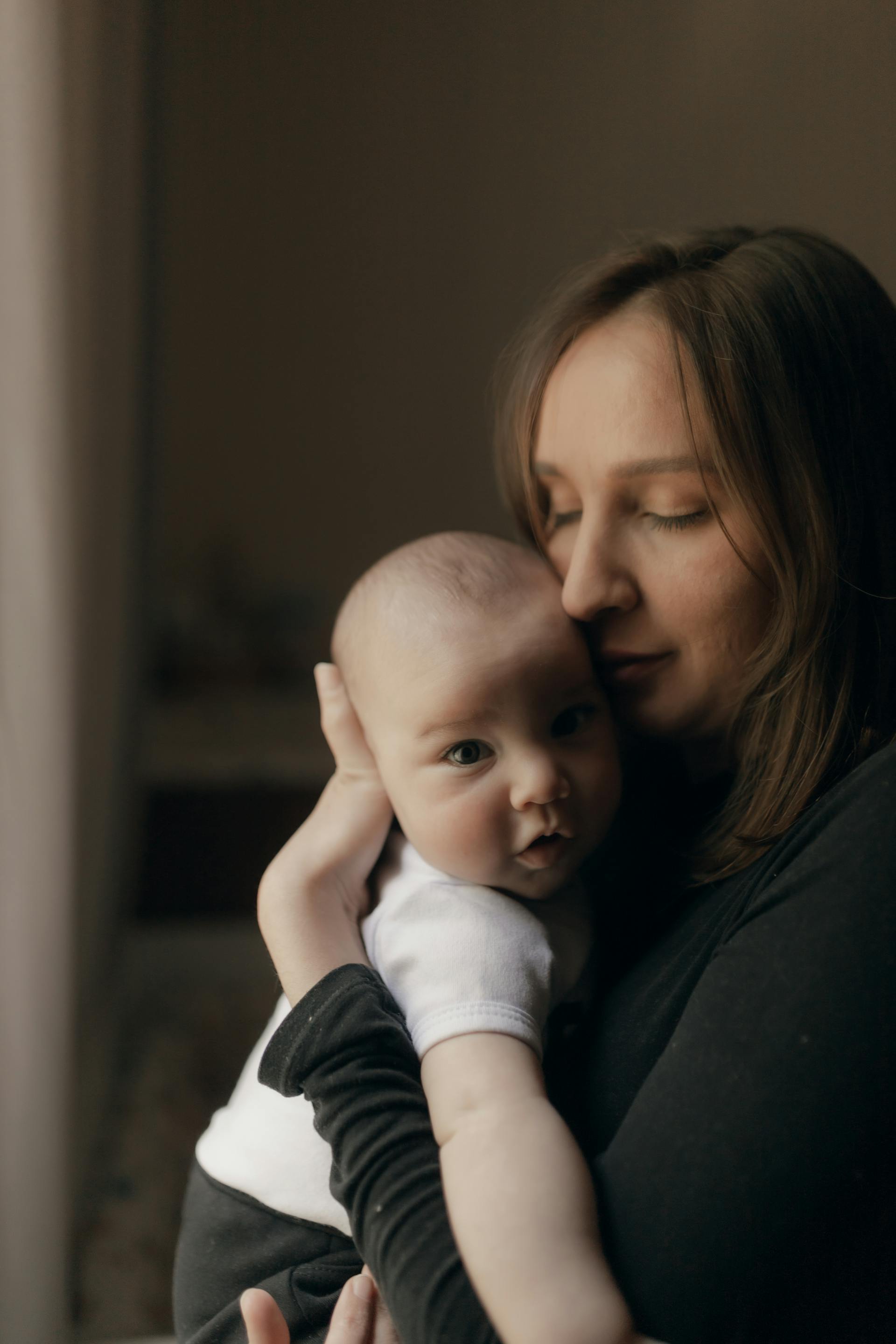 Eine Frau hält ein Baby | Quelle: Pexels