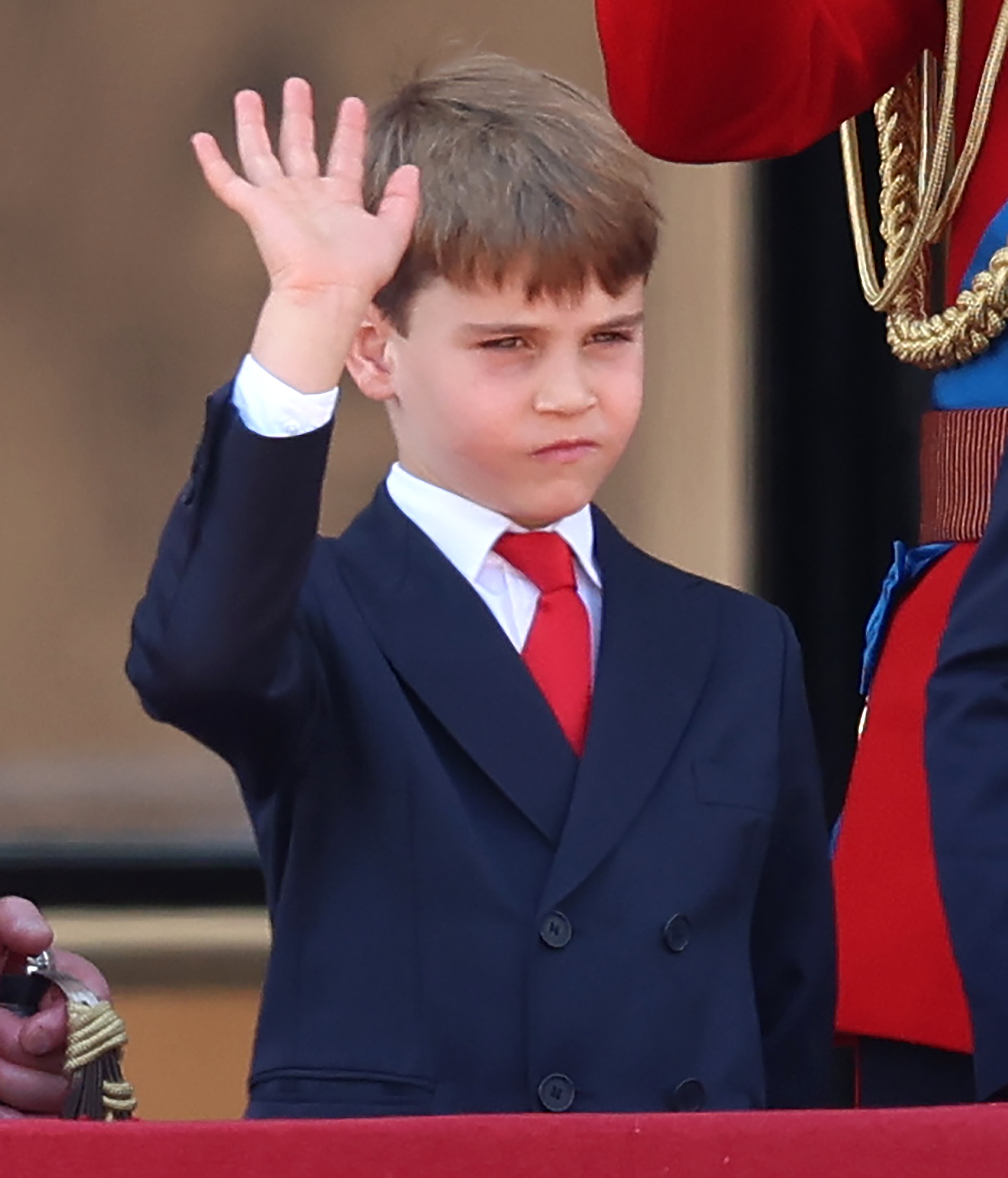 Prinz Louis von Wales winkt vom Balkon während des Trooping The Colour 2025 in London, England am 14. Juni 2025| Quelle: Getty Images