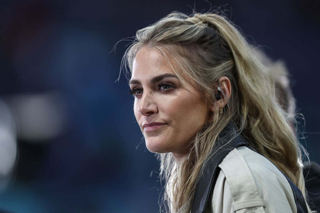 Anna Kraft als TV-Moderatorin beim Hinspiel des Halbfinales der UEFA Europa League zwischen RB Leipzig und den Rangers in der Football Arena Leipzig am 28. April 2022 in Leipzig | Quelle: Getty Images
