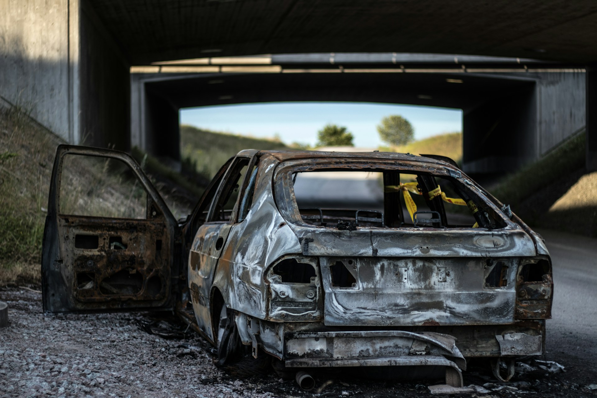 Ein verbranntes Auto | Quelle: Unsplash
