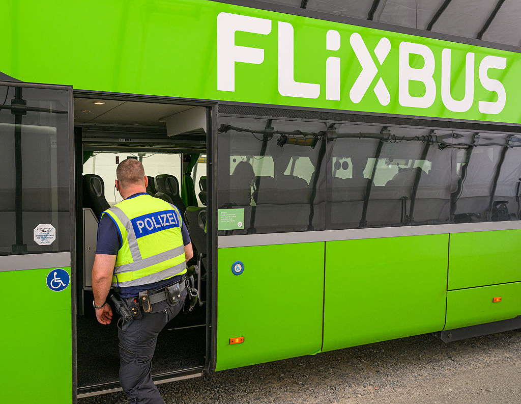 03. Juni 2025, Brandenburg, Frankfurt (Oder): Ein Bundespolizist kontrolliert einen Flixbus bei der Einreise am deutsch-polnischen Grenzübergang Stadtbrücke | Quelle: Getty Images
