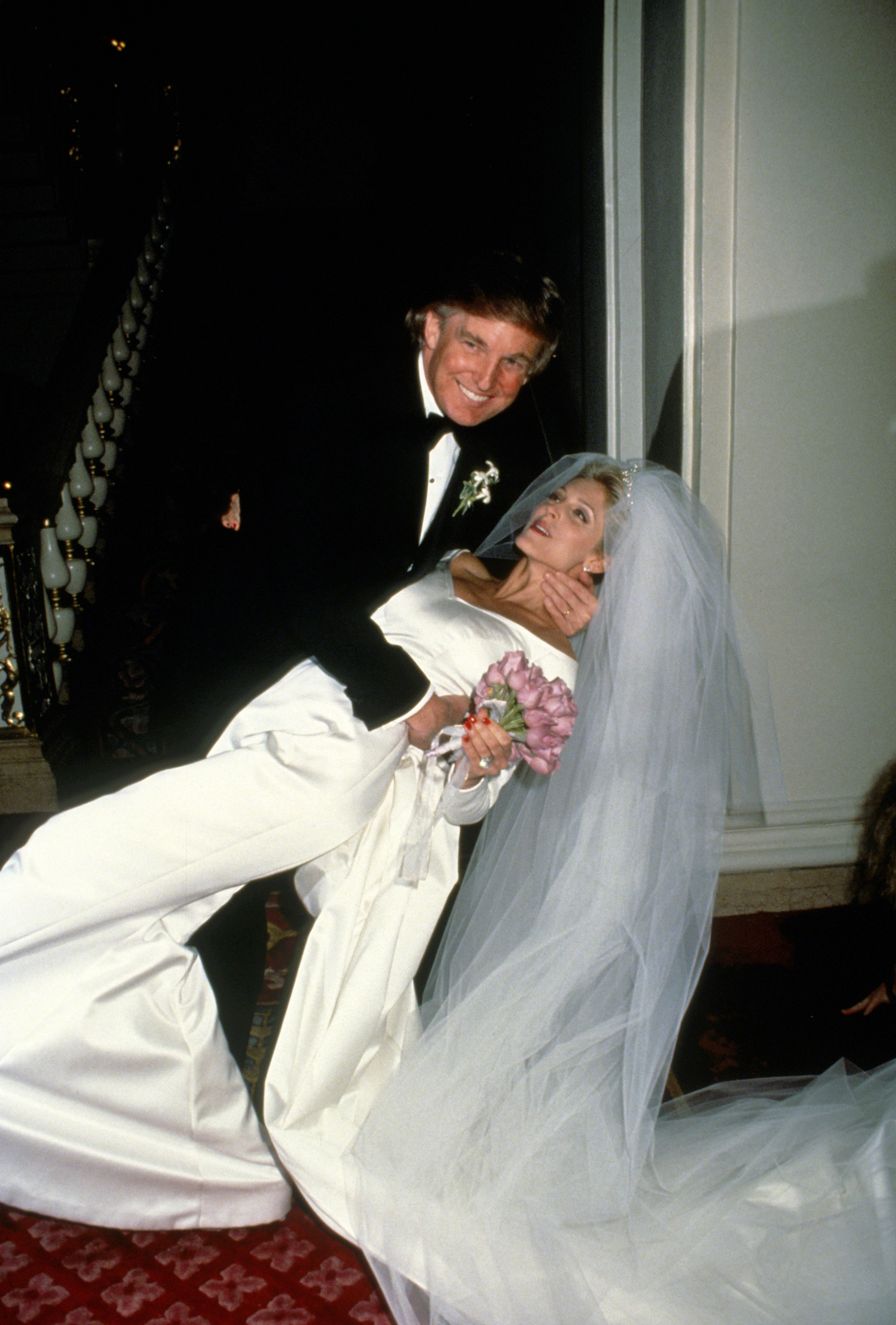 Donald Trump und Marla Maples Hochzeit im Plaza Hotel um 1993 in New York City. | Quelle: Getty Images