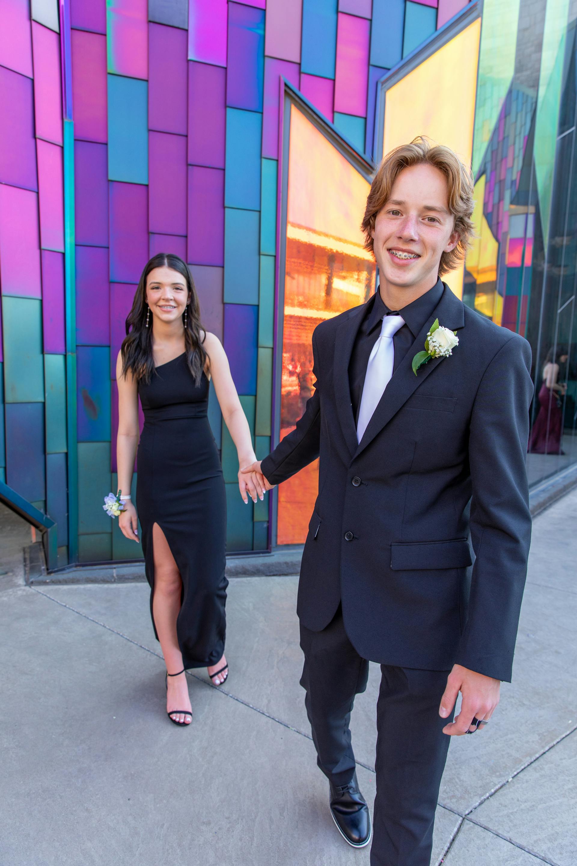 Ein junges Paar hält sich an den Händen | Quelle: Pexels