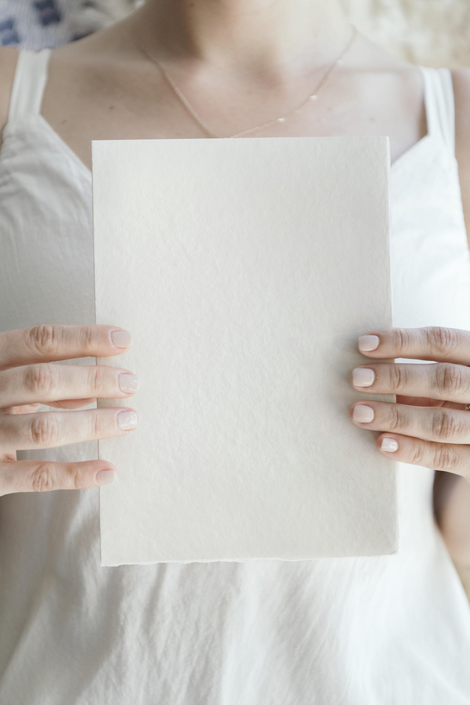 Eine Frau hält einen Brief | Quelle: Freepik