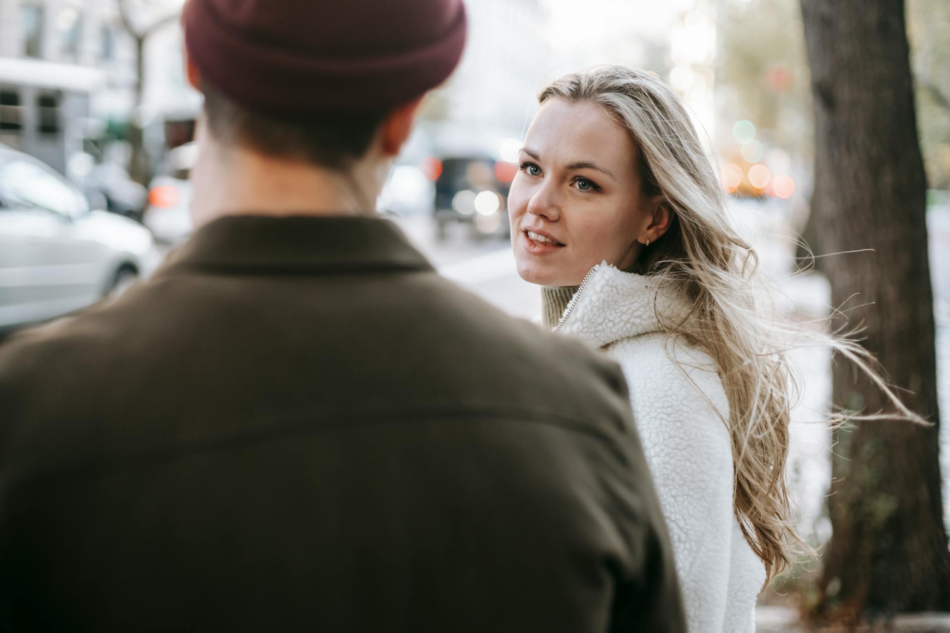 Eine Frau starrt einen Mann an | Quelle: Pexels