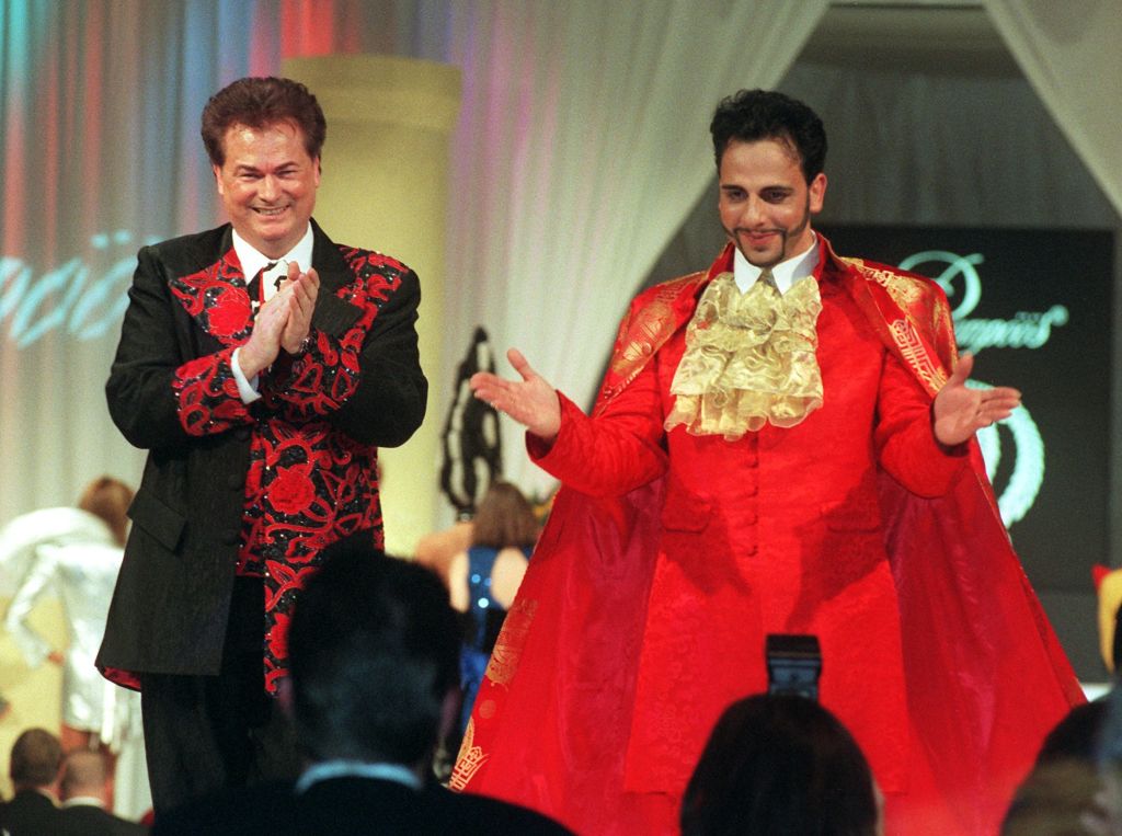 Modemacher Harald Glöckler (r) und sein Manager Dieter Schroth zeigen sich am 26.11.1997 auf dem "Ball Pompöös" in Stuttgart ihrem begeisterten Publikum | Quelle: Getty Images