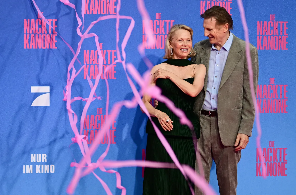 Pamela Anderson und Liam Neeson lachen gemeinsam auf dem roten Teppich bei der Premiere von „Die nackte Kanone“ am 24. Juli 2025 in Berlin, Deutschland.