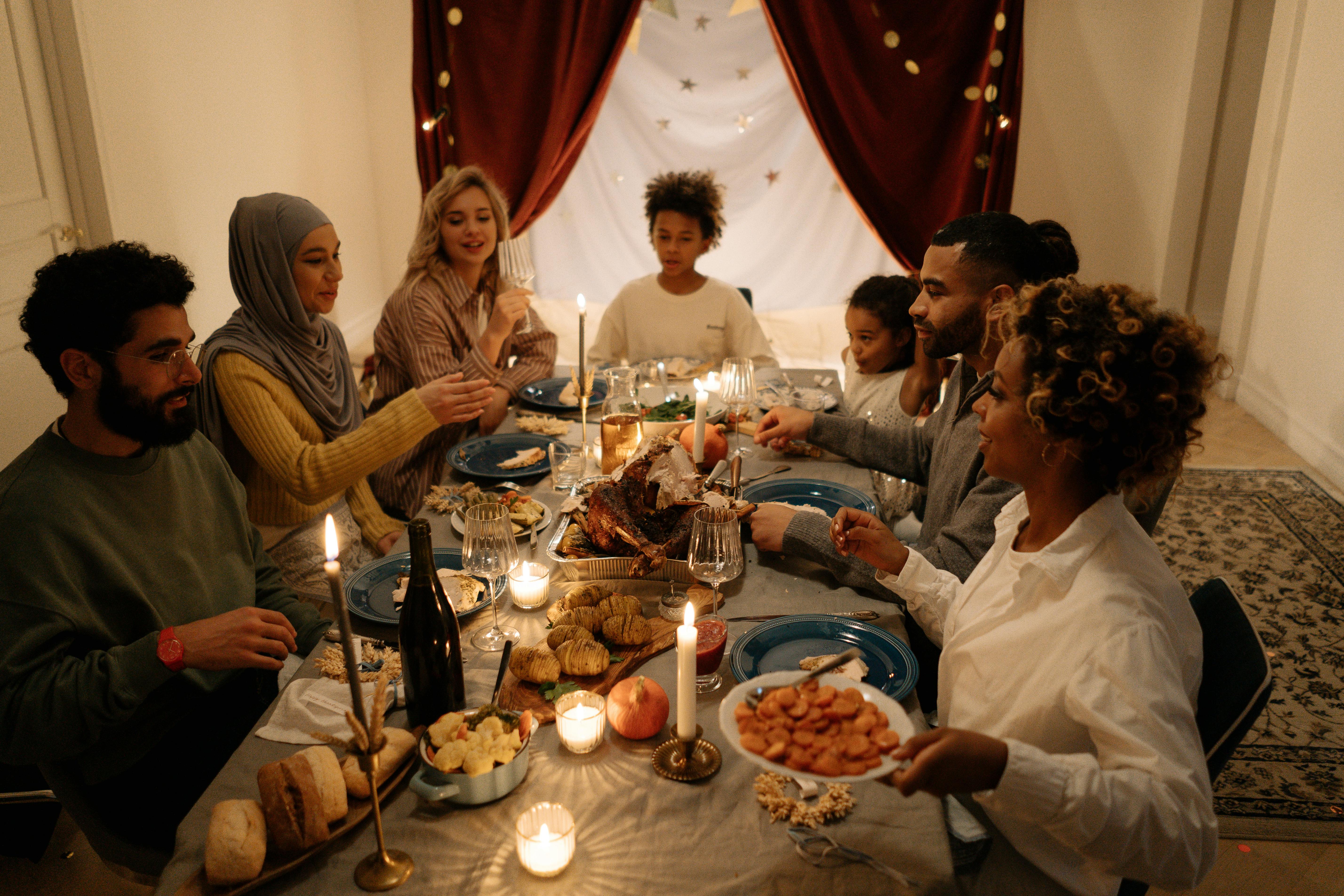 Glückliche Menschen beim Abendessen | Quelle: Pexels