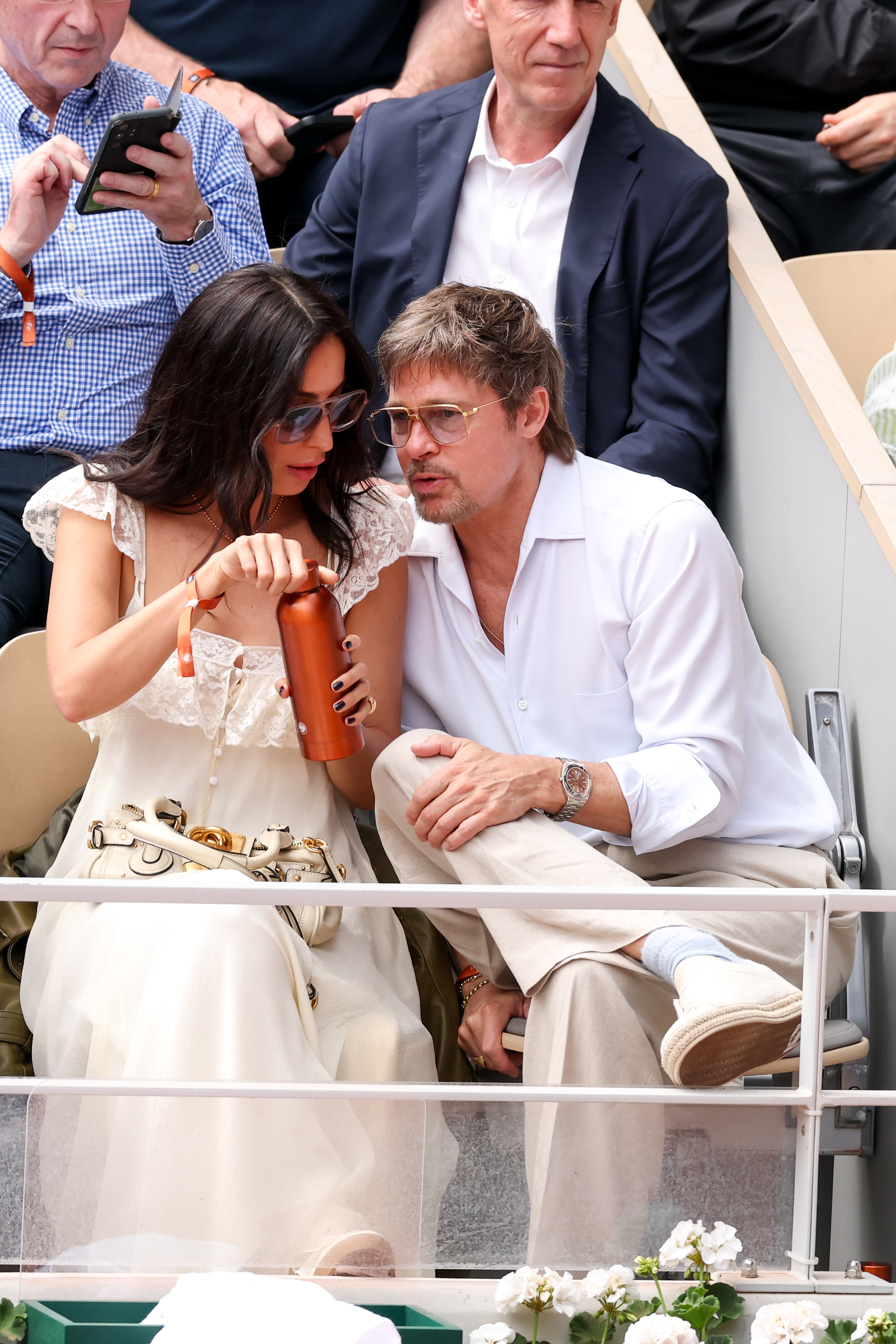 Brad Pitt und Ines de Ramon sitzen bei einem Ausflug im Juni 2026 nebeneinander und wirken ganz entspannt, während sie das Geschehen von der Tribüne aus verfolgen. | Quelle: Getty Images