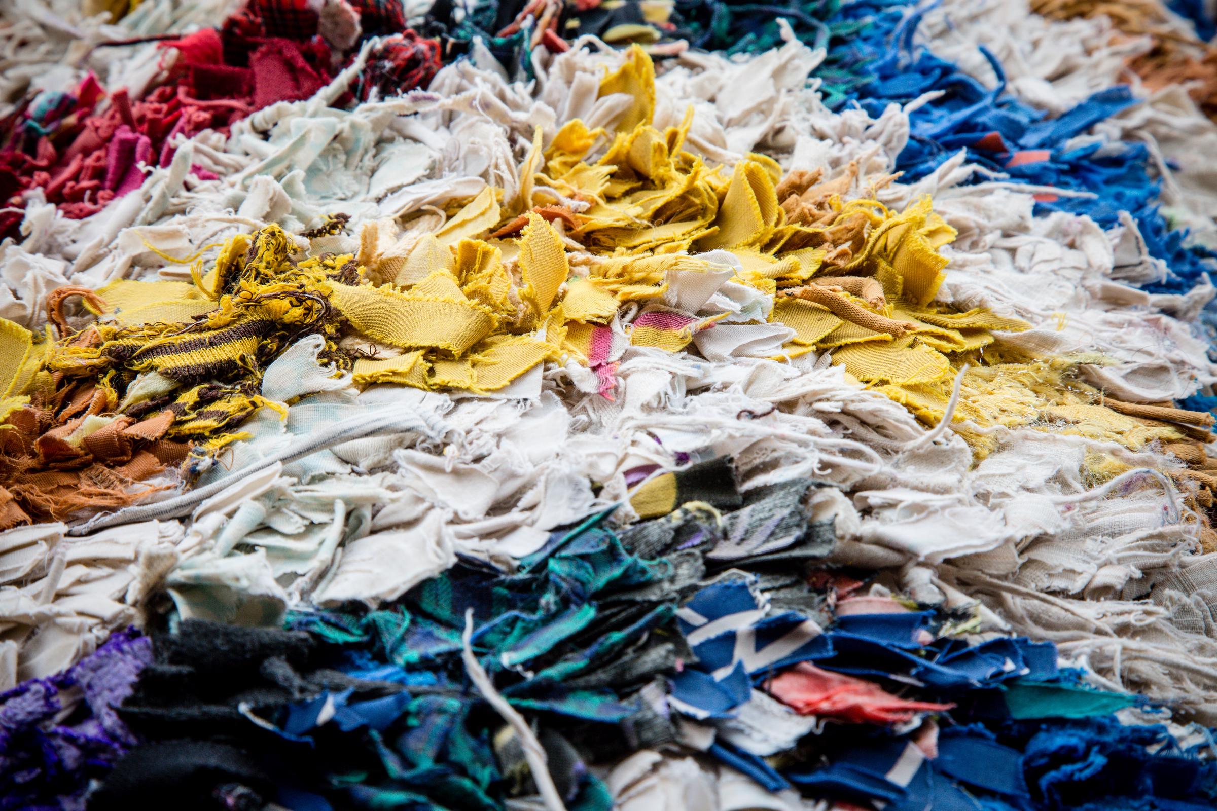 Bunte Stücke von geschreddertem Stoff | Quelle: Shutterstock