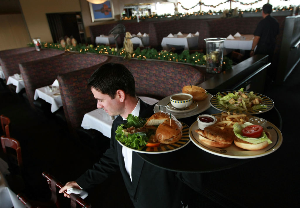 Kellner Alexander Alioto bereitet sich darauf vor, den Kunden im Alioto's Seafood Restaurant am 3. Dezember 2008 in San Francisco, Kalifornien, das Mittagessen zu servieren. | Quelle: Getty Images
