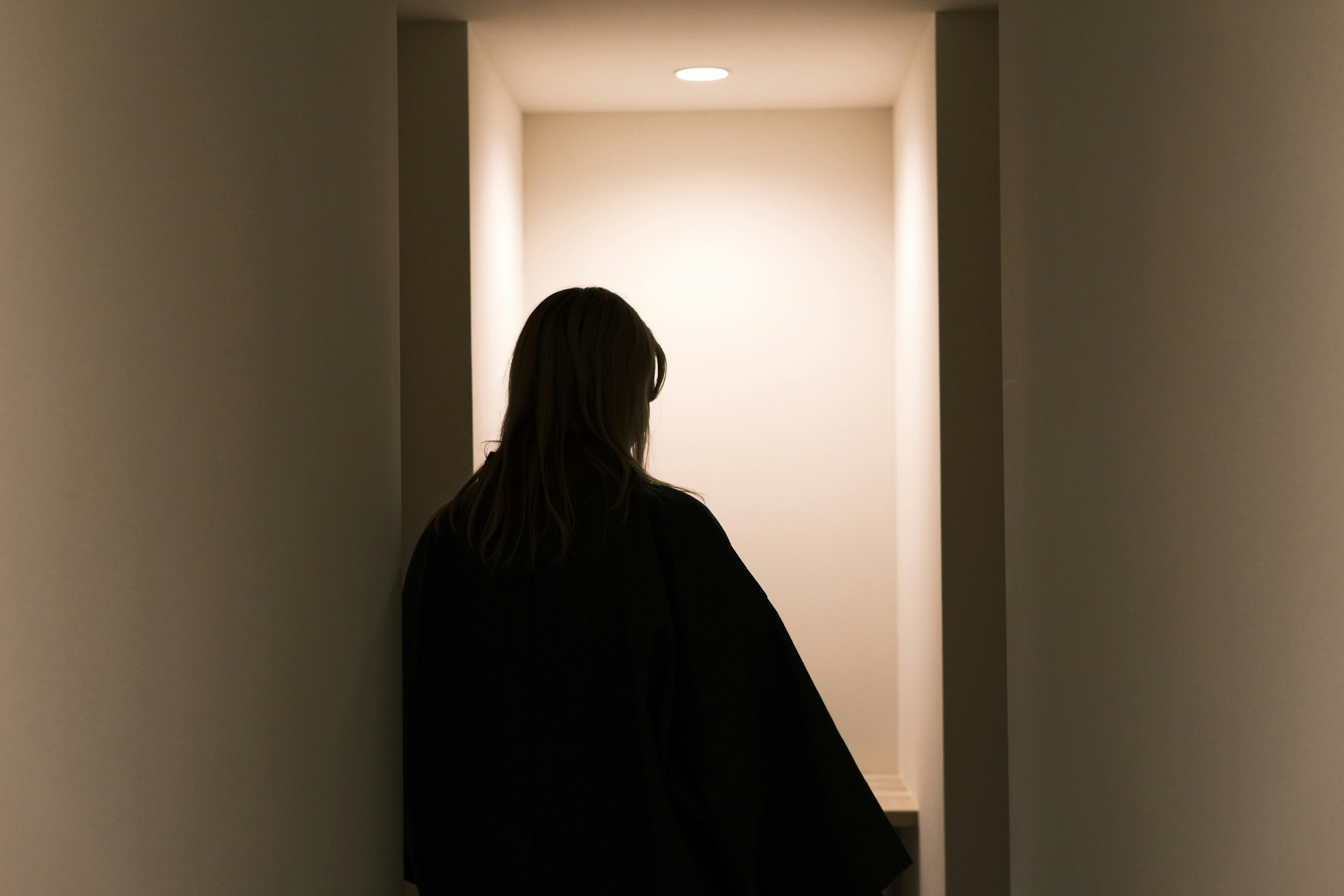 Eine Person, die in einem Flur steht | Quelle: Unsplash